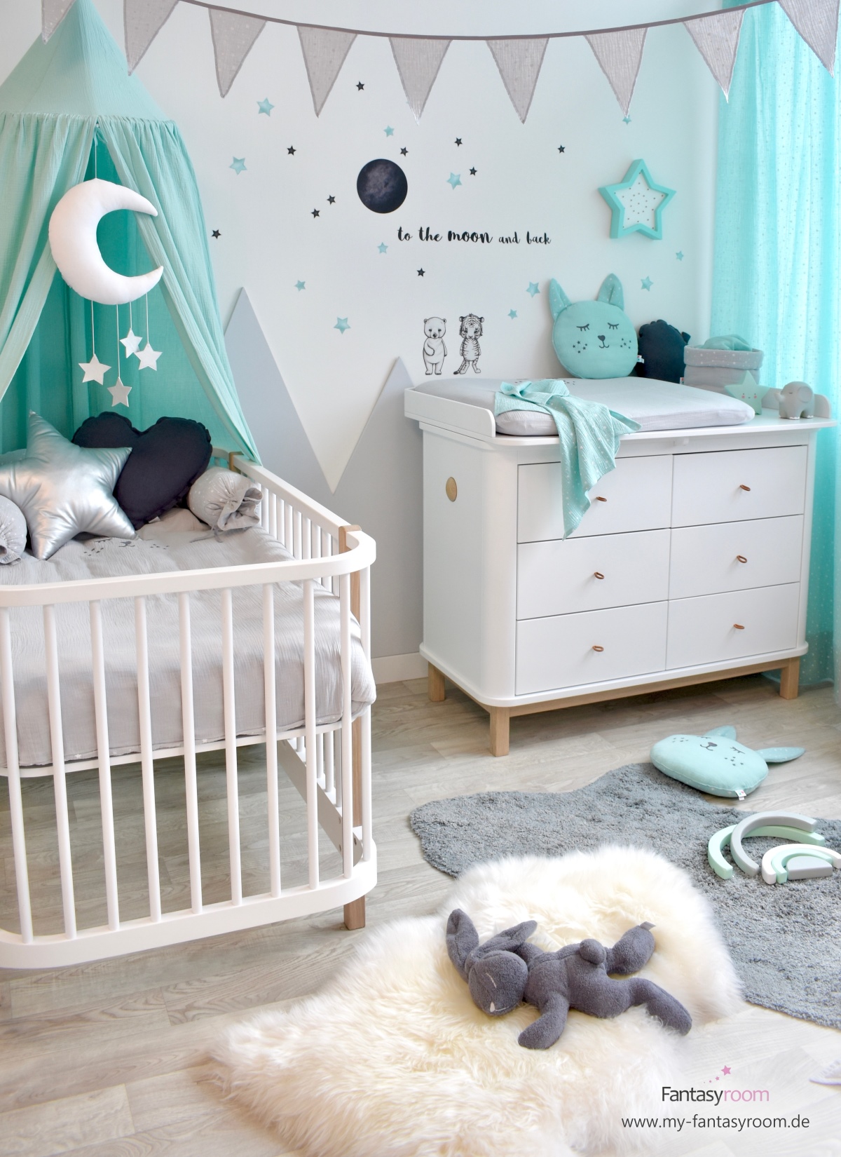 Oliver Furniture Babymöbel aus massiver Birke, hier im stylischen Kinderimmer in Mint und Grau