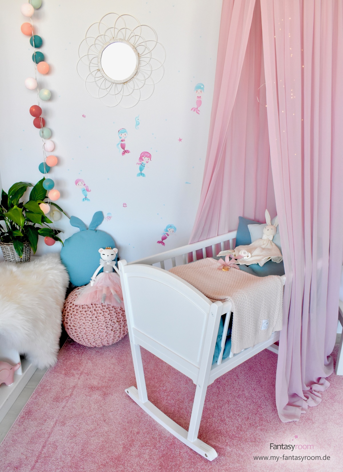 Babyzimmer in Rosa und Mint mit weißem Sonnenspiegel