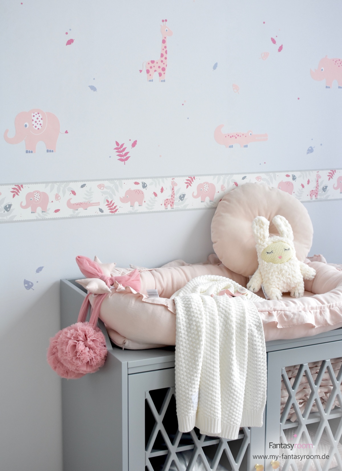 Babyzimmer von Dinki Balloon mit 'Safaritiere' Wandstickern in Rosa und Grau und passender Bordüre