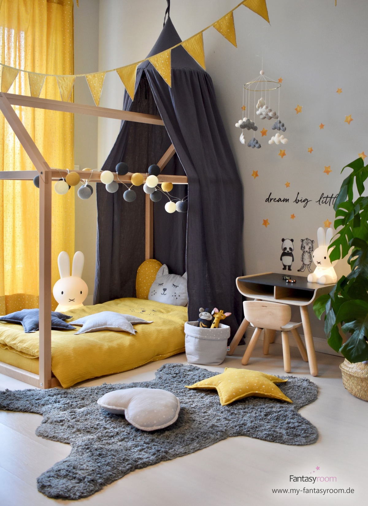 Hausbett und Kindersitzgruppe aus Naturholz im stylischen Kinderzimmer in Senfgelb und Dunkelgrau