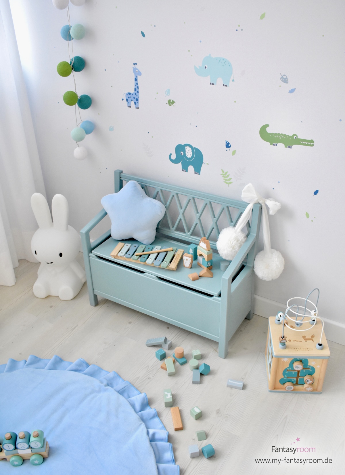 Dinki Balloon Kinderzimmer mit 'Safari' Wandstickern in Blau, Grün & Jade
