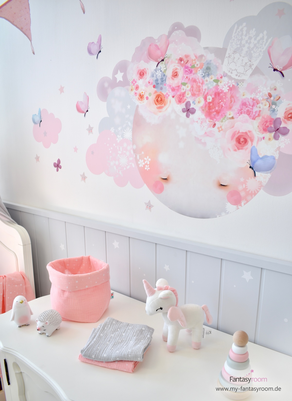 Babyzimmer in Rosa und Grau mit Schmooks Wandtattoo aus Stoff 'Schlafender Mond'