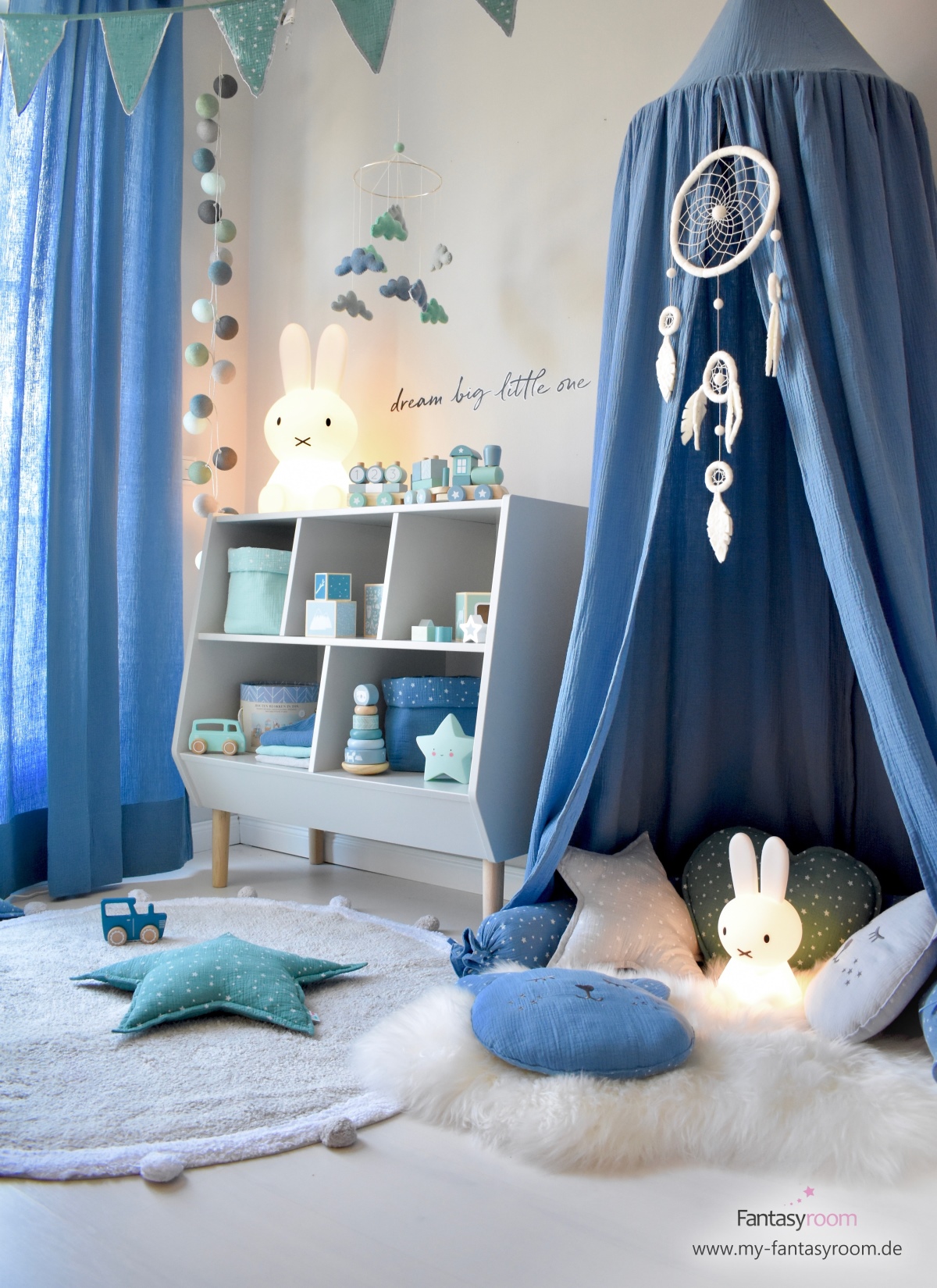 Spielzimmer in Blau und Jade, mit Musselin Textilien und cremefarbenem Traumfänger