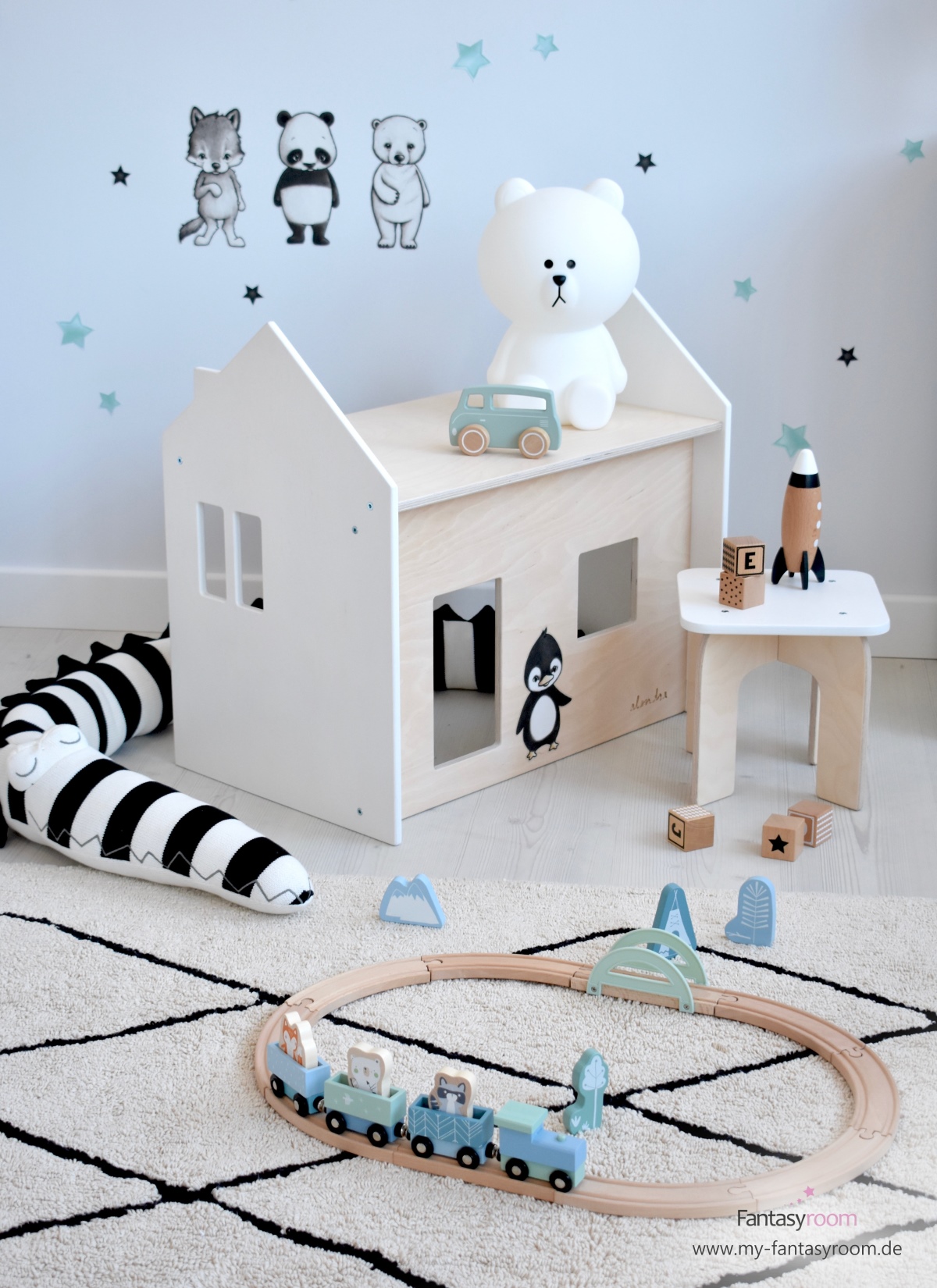 Kindersitzgruppe 'Puppenhaus' mit blauer Eisenbahn und Stickstay Wandstickern