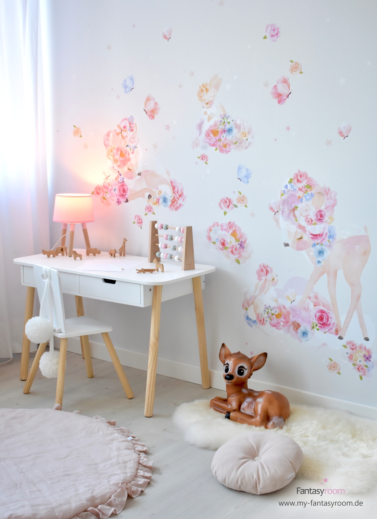 Mädchen Kinderzimmer mit Schreibtisch und Stoff-Wandtattoos von Schmooks 'Rehlein'