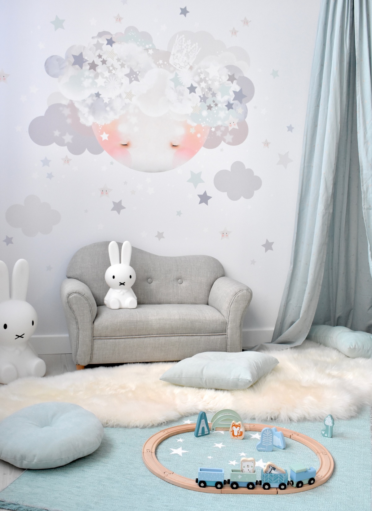 Stoff-Wandtattoo 'Mond' in grau und Jade im Jungenzimmer für Kleinkinder