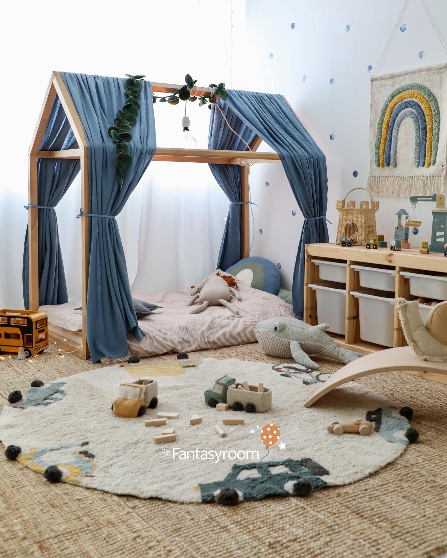 Kinderzimmer für Klein- und Kindergartenkinder einzurichten macht einfach so viel Freude! 🤩🙌🏻 Welche Inspiration wünscht ihr euch als Nächstes?⁠
⁠
Link zu diesem Zimmer zum Nachstylen haben wir in unserem Profil für euch. ⬆️⁠
my-fantasyroom.de ✨⁠
.⁠
.⁠
.⁠
#myfantasyroom #fantasyroomdeko #dinkiballoon #kinderzimmer #kleinkindzimmer #hausbett #kinderbett #kinderteppich #lorenacanals #spielzimmer #spielzeug #kinderspielzeug #holzspielzeug #kidsroom #playroom #playroomdecor #playroominspo #playroomideas #playroomdesign #playroomgoals #toys #kidstoys #woodentoys #kidsinterior #kidsinteriorstyling #nurserytoys #kinderkamer #barnrum #playtime #playroominspiration