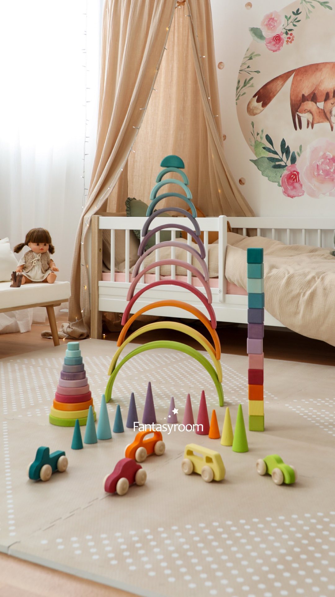 Was machen wir wenn Kinder nicht da sind? Spielen! 🙈🧡 Mit dem großen Regenbogen, Bauklötzen, Holztalern und Regenbogenwald von Grimms kann man sooo viele tolle Dinge bauen. ⁠
⁠
Spielzeug für freies und offenes Spielen bringt Kinder immer wieder auf neue Ideen, lässt sie kreative Lösungen suchen und fördert das logische Denken. ⁠
⁠
Übrigens, Spielzeug von @grimmswoodentoys ist aus FSC-zertifiziertem Holz und wird mit leuchtenden Farblasuren und natürlichen Ölen behandelt. Diese bewahren die leicht rauhe, samtige und lebendige Holzoberfläche: und das sorgt für einen besseren Halt beim Spielen und Bauen, weil die Teile nicht so leicht abrutschen wie bei lackiertem Holzspielzeug oder Plastik. ⁠
⁠
Wir lieben es! 🧡 Ihr auch? Habt ihr schon Grimms Spielzeug zu Hause? 🤩⁠
⁠
Alles im Shop!⁠
www.my-fantasyroom.de ✨⁠
.⁠
.⁠
.⁠
#myfantasyroom #fantasyroomdeko #holzspielzeug #kinderspielzeug #grimmstoys #grimms #grimmswoodentoys #kinderzimmer #spielzimmer #spielecke #spielzeug #kidsroom #playroom #playroomdecor #playroominspo #playroomideas #playroomdesign #playroomgoals #toys #kidstoys #woodentoys #kidsinterior #kidsinteriorstyling #nurserytoys #kinderkamer #barnrum #playtime #playroominspiration