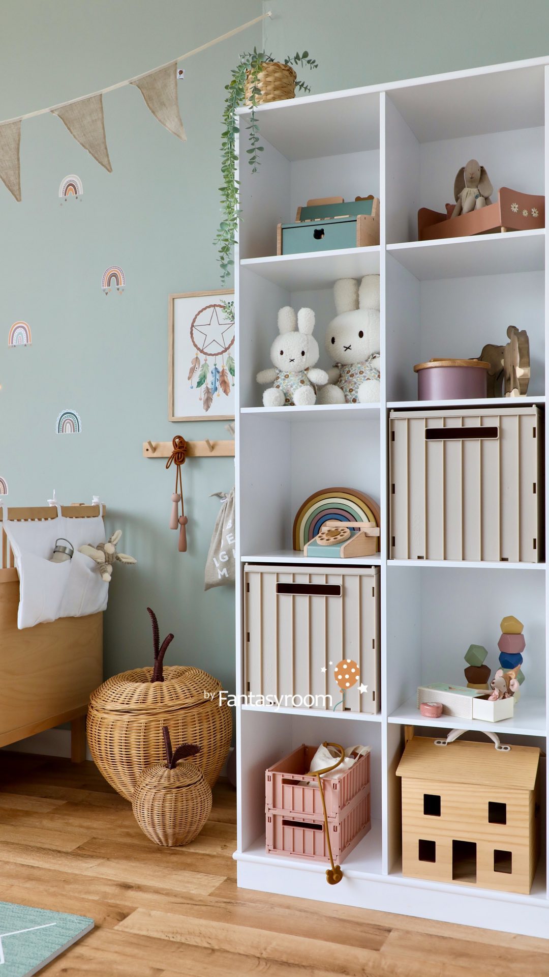 Heute haben wir Kinderzimmer Inspiration für euch! 🧡 Sanftes Jadegrün an den Wänden, kuschelige Textilien aus reinem Leinen, Möbel in Weiß und Natur und viele tolle Spielsachen machen Lust aufs Spielen und Träumen. ⁠
⁠
Was sagt ihr? 🤩 Wir freuen uns auf euer Feedback! 🤗⁠
⁠
Wandfarbe: Harmonisches Jadegrün von @schoenerwohnenfarbe. Möbel und Deko haben wir im Shop für euch!⁠
⁠
www.my-fantasyroom.de ✨⁠
.⁠
.⁠
.⁠
#myfantasyroom #fantasyroomdeko #kinderzimmer #fantasyroom #dekoration #barnrum #barnerom #roominspiration #kinderzimmerdeko #kinderzimmerideen #kinderzimmerinspo #kinderzimmerdekoration #kinderzimmereinrichtung #kinderzimmerinspiration #kidsroom #kidsroomdecor #kidsroominspo #kidsroominspiration #kidsroomideas #kidsroominterior #schönerwohnen #sebra #kindermöbel #oliverfurniture #dinkiballoon #nachhaltigeskinderzimmer #sustainable #toddlerroom #kleinkindzimmer