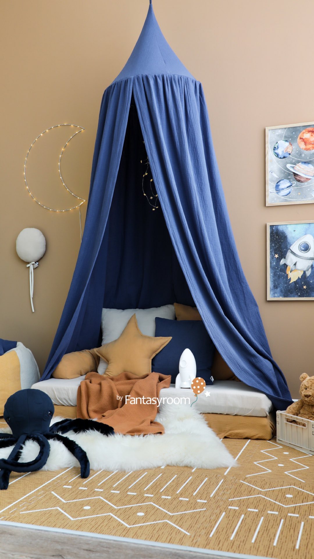 Schritt für Schritt zu einer gemütlichen Kuschelecke 🌟 Hier fühlen sich kleine Welt-Fans wohl! ⁠
⁠
Wie findet ihr die Blau/Braun Kombi? Schreibt es uns in die Kommentare! 💬🤗⁠
⁠
Die Weltall Kollektion unserer Hausmarke Dinki Balloon fertigen wir selbst im Haus in Lörrach, sie ist exklusiv in unseren Shops erhältlich:⁠
⁠
✔️ my-fantasyroom.de⁠
✔️ dinkiballoon.com⁠
.⁠
.⁠
.⁠
#myfantasyroom #fantasyroomdeko #dinkiballoon #handmade #organic #madeingermany #weltall #weltraum #kuschelecke #spielecke #baldachin #toddlerroom #childrensroom #kleinkindzimmer #byfantasyroom #handarbeit #kinderzimmer #kinderzimmerdeko #kinderzimmerinspo #kidsroom #kidsinterior #kidsroominterior #kidsroomstyling #playroom #playroomdecor #playroominspo