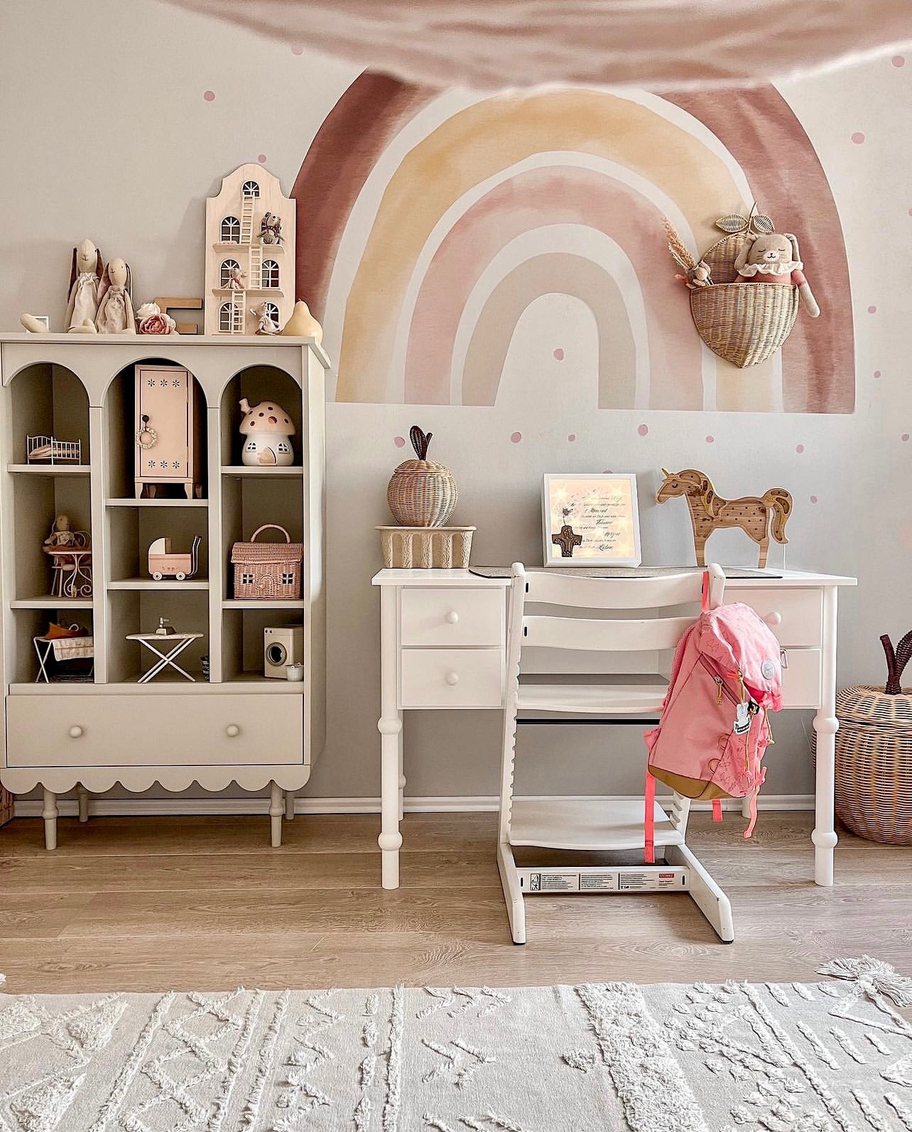 Wir lieben das Kinderzimmer von 📷 @houseofox! 🧡 Wie gefällt es euch?

Den XL-Regenbogen an der Wand haben wir in 2 Größen im Shop: 100 und 180 cm breit. Die schönen warmen Farben bringen so viel Gemütlichkeit ins Kinderzimmer!
𝘄𝘄𝘄.𝗺𝘆-𝗳𝗮𝗻𝘁𝗮𝘀𝘆𝗿𝗼𝗼𝗺.𝗱𝗲 ✨