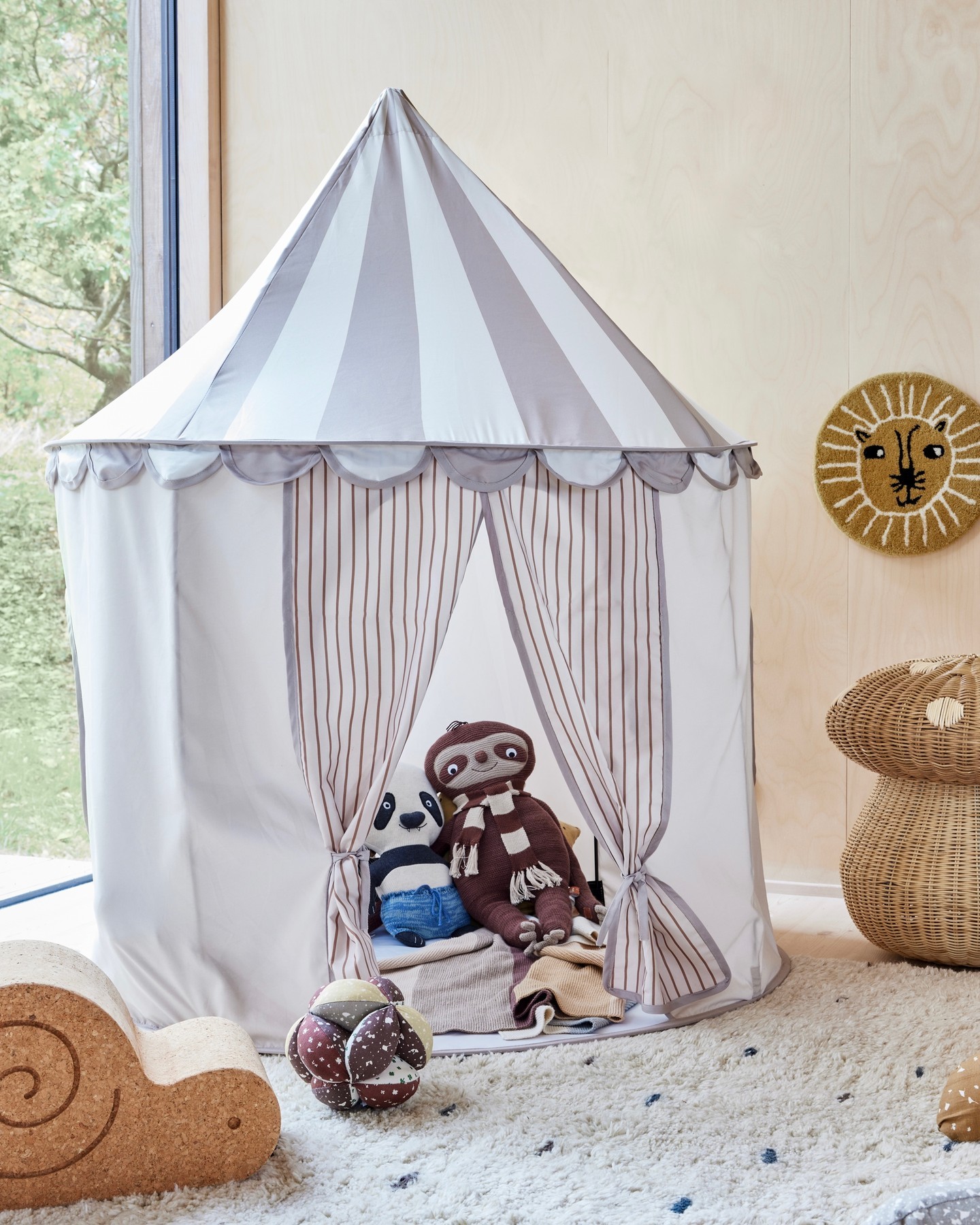 Schon das coole Spielzelt von Oyoy im Shop entdeckt? 🤩 Es ist DER perfekte Ort zum Spielen, Kuscheln und Verstecken. 

Es hat einen Durchmesser von 100 cm und ist 124 cm hoch. Mit einer Spielmatte, Kissen und Decke wird es zum Lieblingskuschelplatz im Kinderzimmer!

Wie findet ihr es? 🤩

NEU im Shop: 𝘄𝘄𝘄.𝗺𝘆-𝗳𝗮𝗻𝘁𝗮𝘀𝘆𝗿𝗼𝗼𝗺.𝗱𝗲 ✨