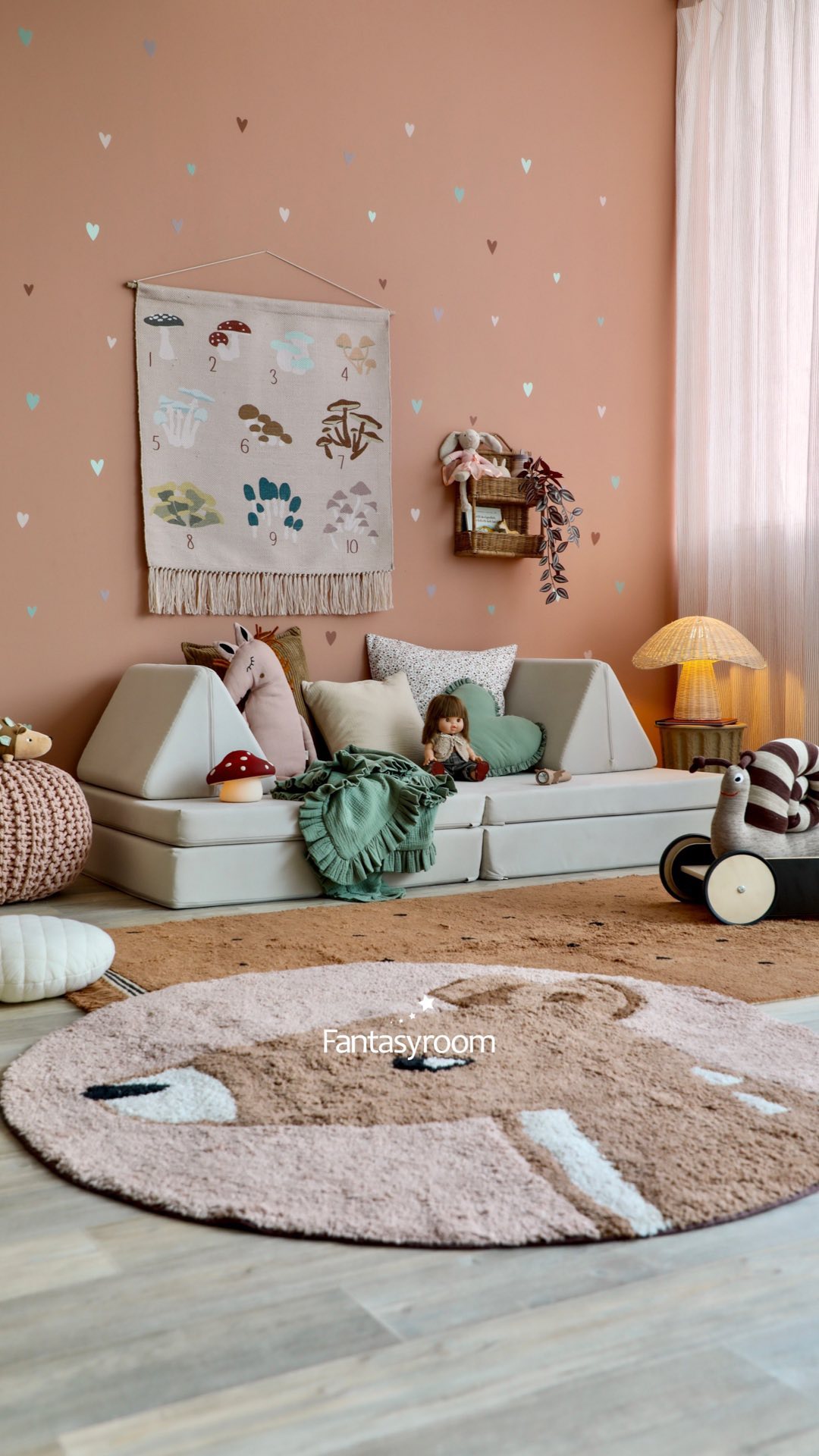 Eine Kinder Kuschelecke zum Verlieben 🧡 Mit Funzy Sofa, Kuschelkissen, sanftem Licht und hübscher Wanddeko haben wir herbstliche Gemütlichkeit im Kinderzimmer einziehen lassen. 🙌🏻 Was sagt ihr? 🤩

Alles für ein gemütliches Kinderzimmer haben wir im Shop für euch!
𝘄𝘄𝘄.𝗺𝘆-𝗳𝗮𝗻𝘁𝗮𝘀𝘆𝗿𝗼𝗼𝗺.𝗱𝗲 ✨
.
.
.
Wandfarbe: Marokko von @schoenerwohnenfarbe

#myfantasyroom #fantasyroomdeko #kinderzimmer #kuschelecke #spielzimmer #spielecke #kidsroom #playroom #playroomdecor #playroominspo #playroomideas #playroomdesign #playroomgoals #kidsinterior #kidsinteriorstyling #nurserytoys #kinderkamer #barnrum #playtime #playroominspiration #altrosa #wandgestaltung #wandsticker #interiorforkids #funzy #kidsdepot #dinkiballoon #sebra
