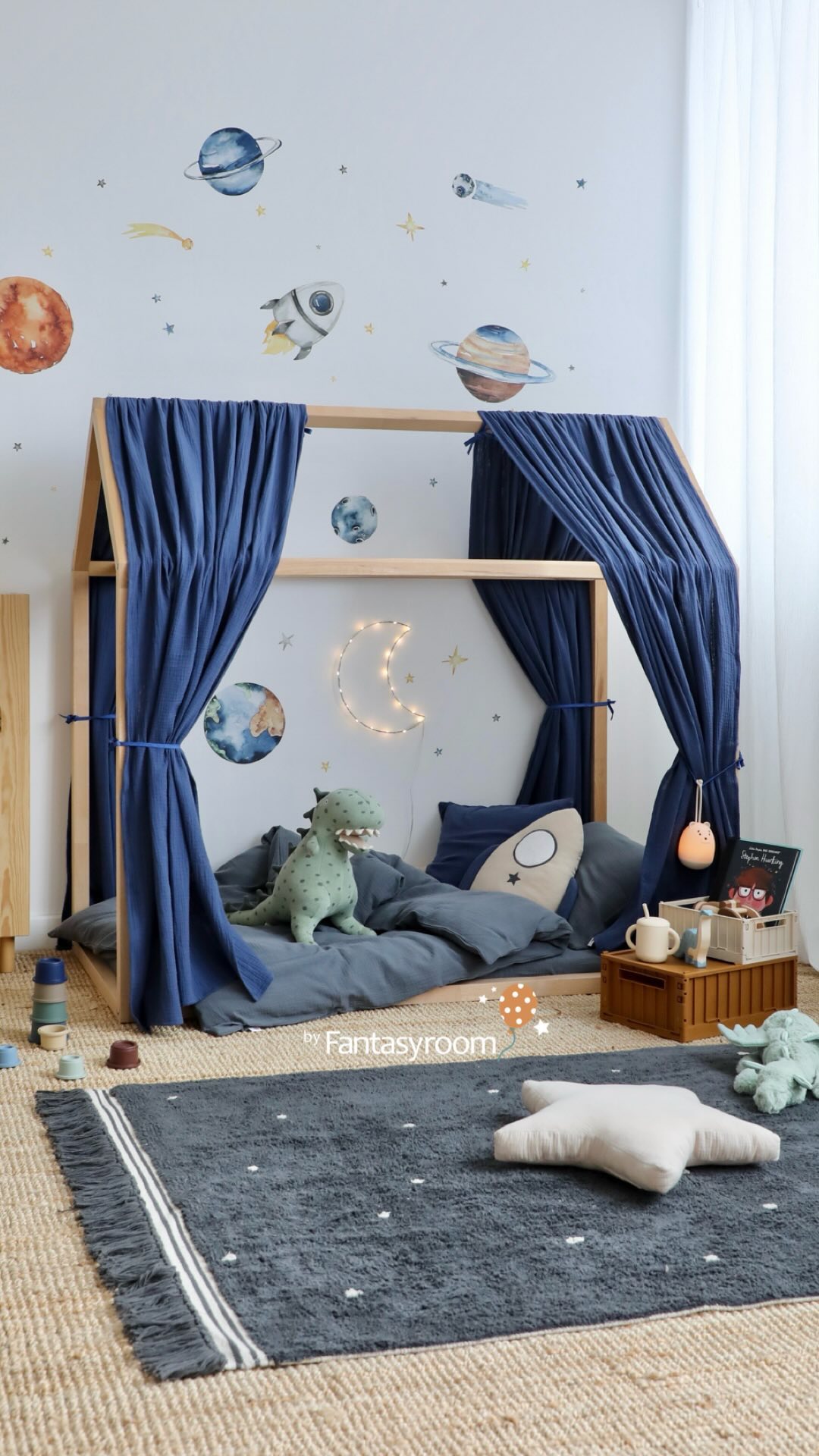 Kennt ihr schon unser Weltall Kinderzimmer? 🚀🌎🪐 Es gibt coole Wandsticker aus Stoff mit Planeten, Sternen und Rakete, und ein gemütliches Hausbett mit kuscheligen Textilien aus Bio-Baumwolle. 😴

Alles in stilvoller, tiefer Farbkombi Blau, Grau und Beige, die für eine Abenteuer Stimmung im Kinderzimmer sorgt! 
Wie gefällt es euch? 🤩

Diese und viele weitere Kinderzimmer Ideen haben wir im Shop für euch!
𝘄𝘄𝘄.𝗺𝘆-𝗳𝗮𝗻𝘁𝗮𝘀𝘆𝗿𝗼𝗼𝗺.𝗱𝗲 ✨
.
.
.
#myfantasyroom #fantasyroomdeko #dinkiballoon #handmade #organic #madeingermany #hausbett #kinderbett #hausbetthimmel #hausbettdeko #weltall #weltraum #wandsticker #wandgestaltung #toddlerroom #childrensroom #kleinkindzimmer #byfantasyroom #handarbeit #kinderzimmer #kinderzimmerdeko #kinderzimmerinspo #kidsroom #kidsinterior #kidsroominterior #kidsroomstyling #childrendecor #childreninterior #kidsdecor