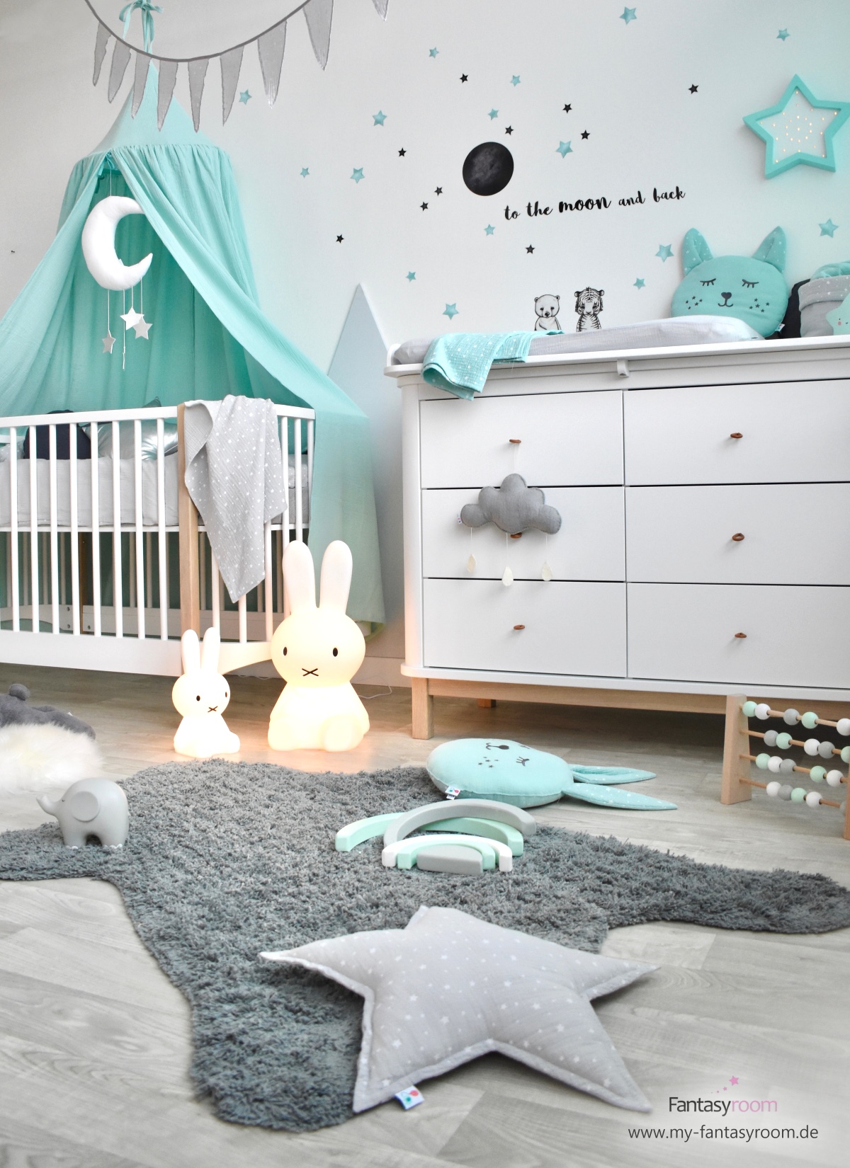 Babyzimmer mit Oliver Furniture Möbeln und mintafarbenen Textilien und Deko