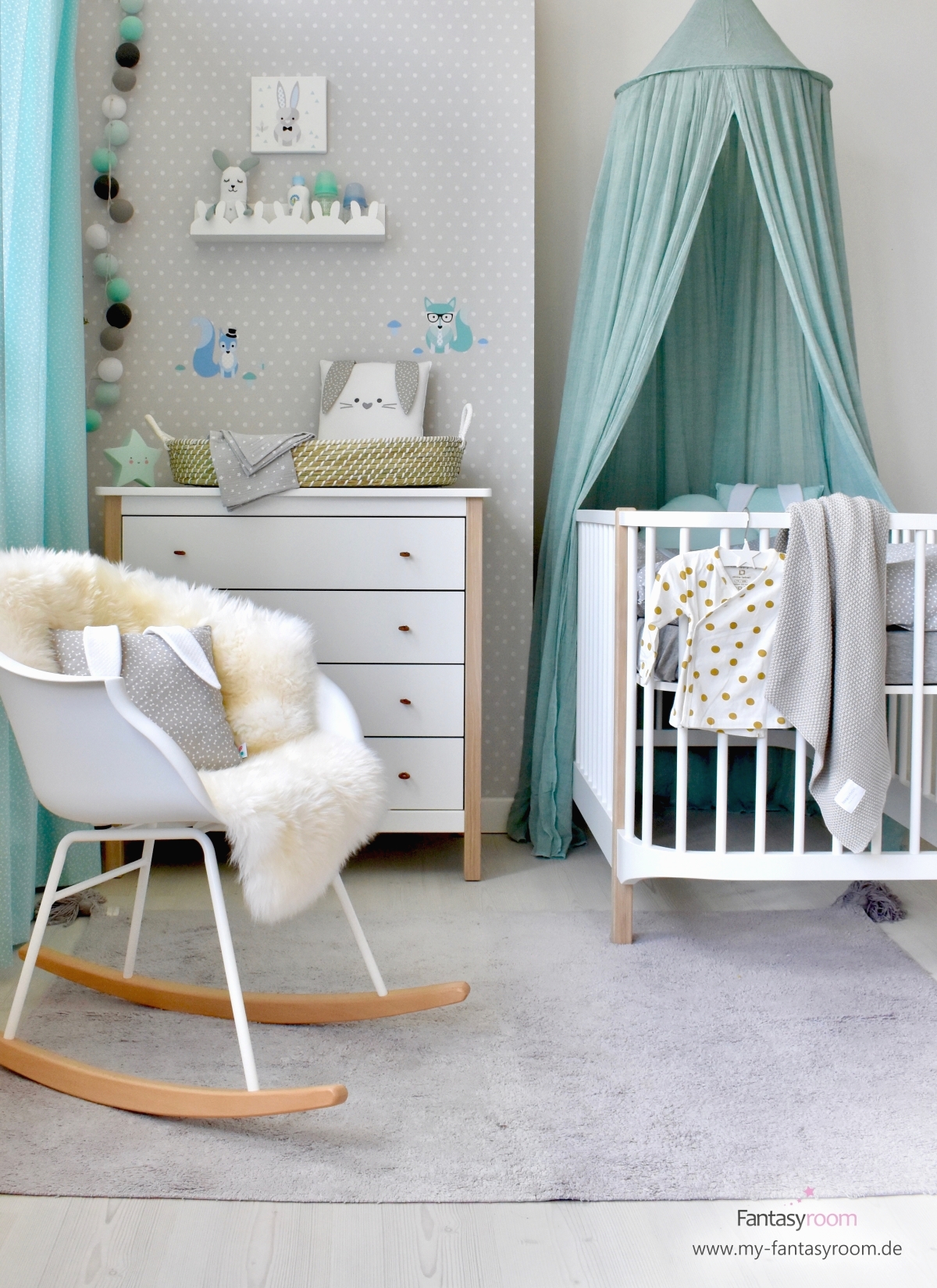 Kleines Babyzimmer mit Hasenmotto in Mint, Jade und Grau
