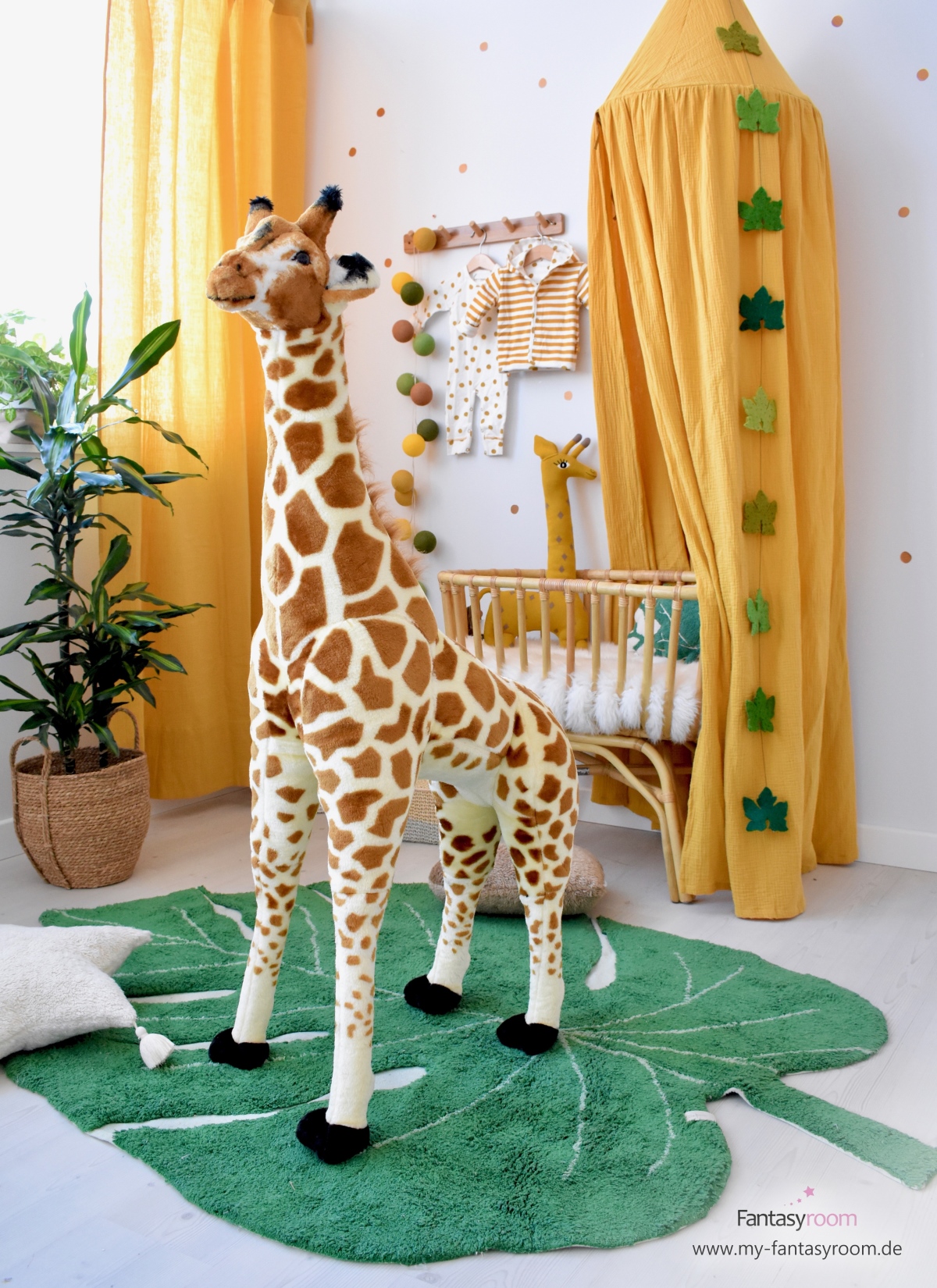 XL Plüsch-Giraffe im Safari-Babyzimmer