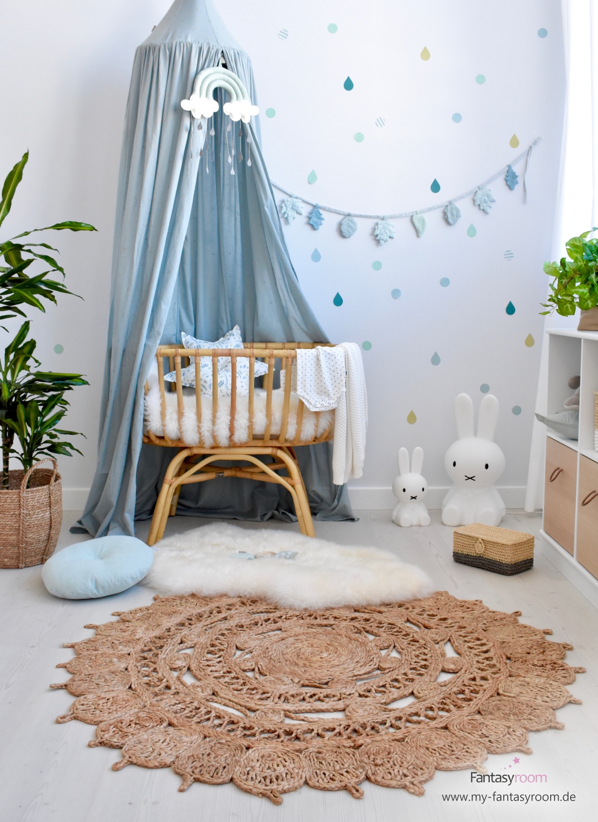 Gemütliches Babyzimmer mit Rattanwiege, Juteteppich und passender Deko