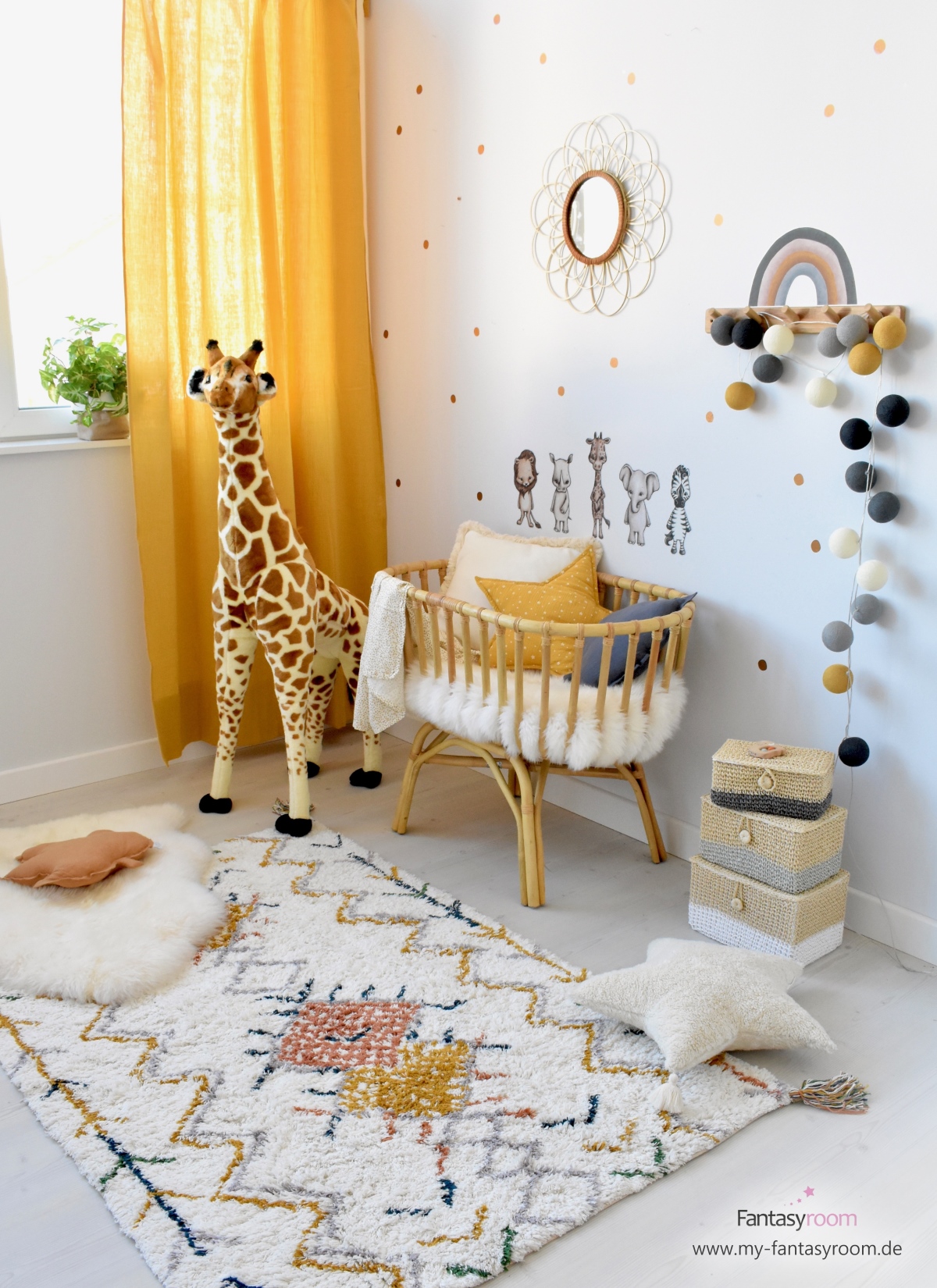 Gemütliches Babyzimmer mit Holztönen und Senfgelb, mit Rattanwiege, kuscheligem Teppich und passender Deko