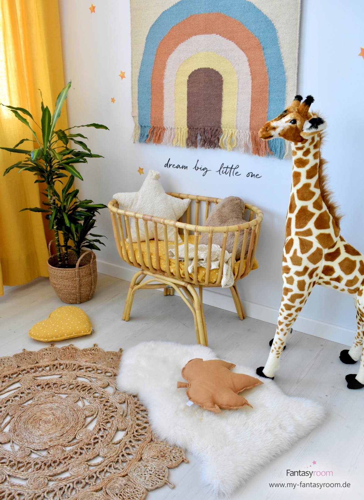 Babyzimmer mit Wandteppich 'Regenbogen' von Oyoy, Rattanwiege und Juteteppich