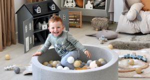 Bällebad für Kinder in Grau und Beige