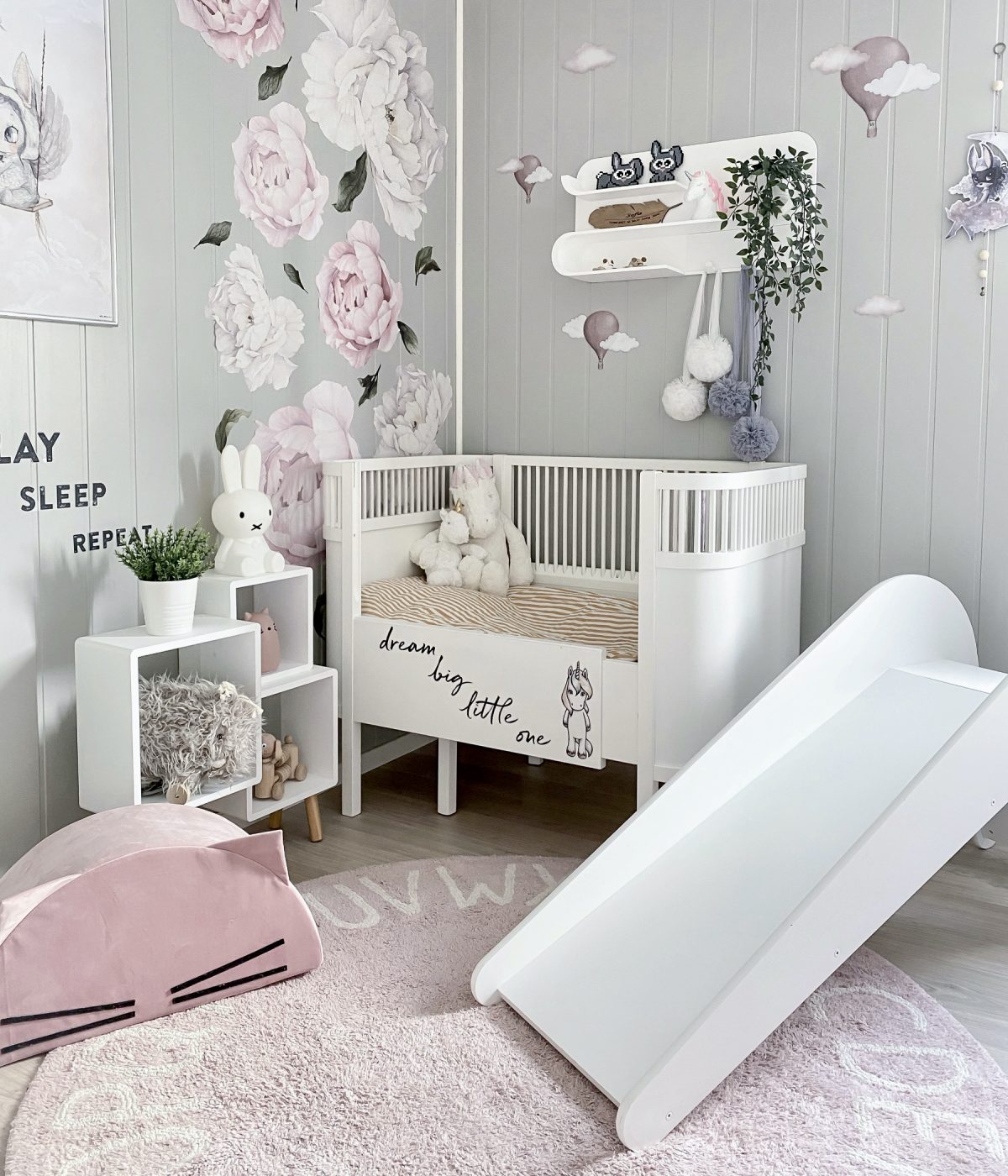 Mädchen Kinderzimmer in Rosa Grau mit Sebra Bett, Holzrutsche, Blumen Wandtattoos & Deko