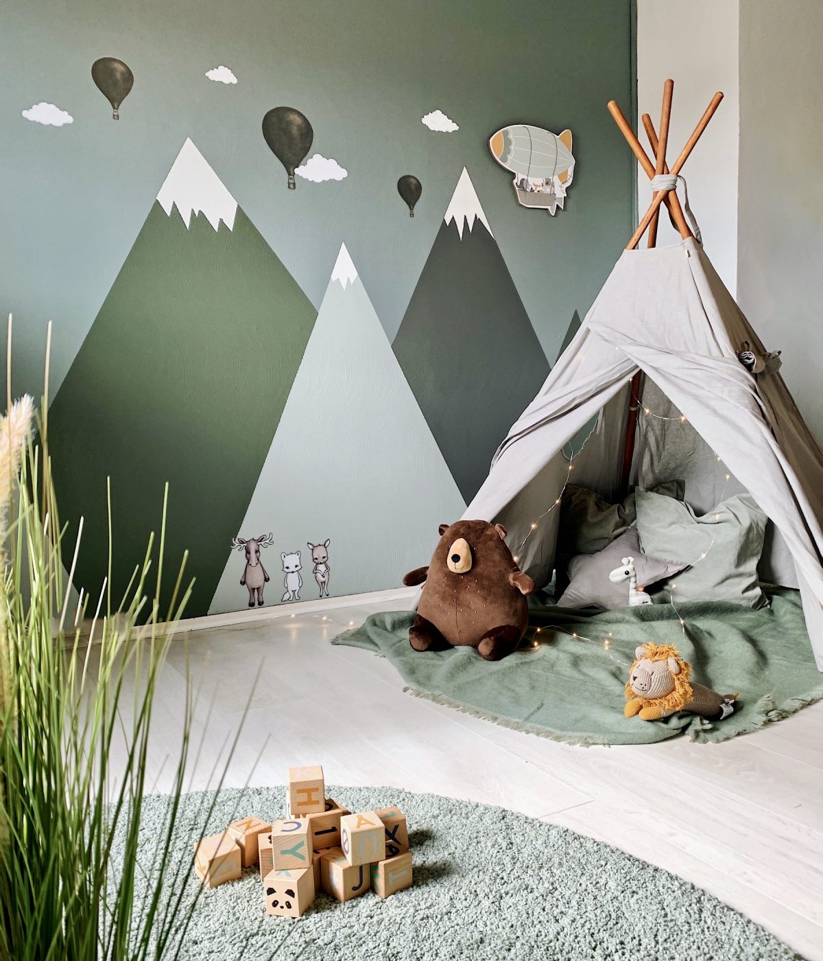 Kinderzimmer in Grün mit Bergen & Tipizelt