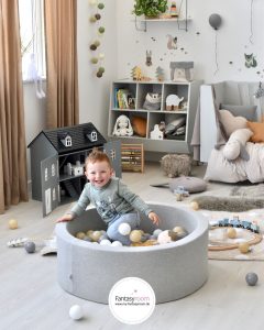 Bällebad in Grau & Beige im Kinderzimmer