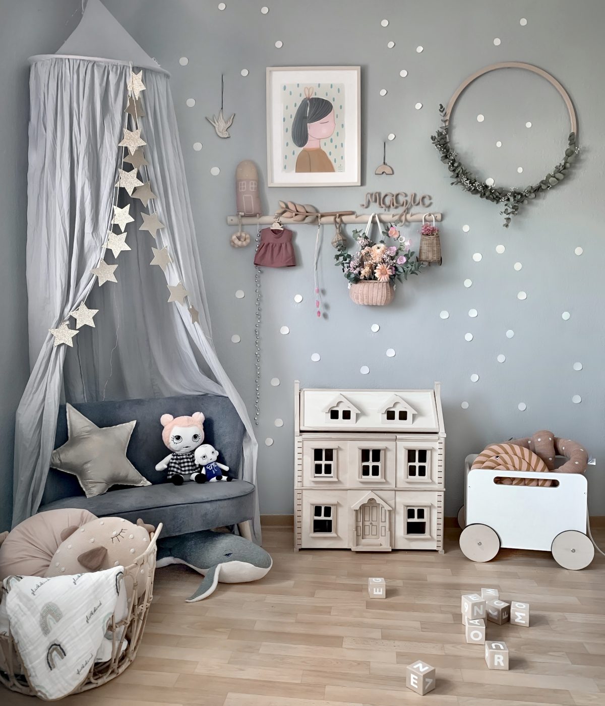 Kinder Spielecke in Grau mit Sofa, Puppenhaus, Holzspielzeug & Deko