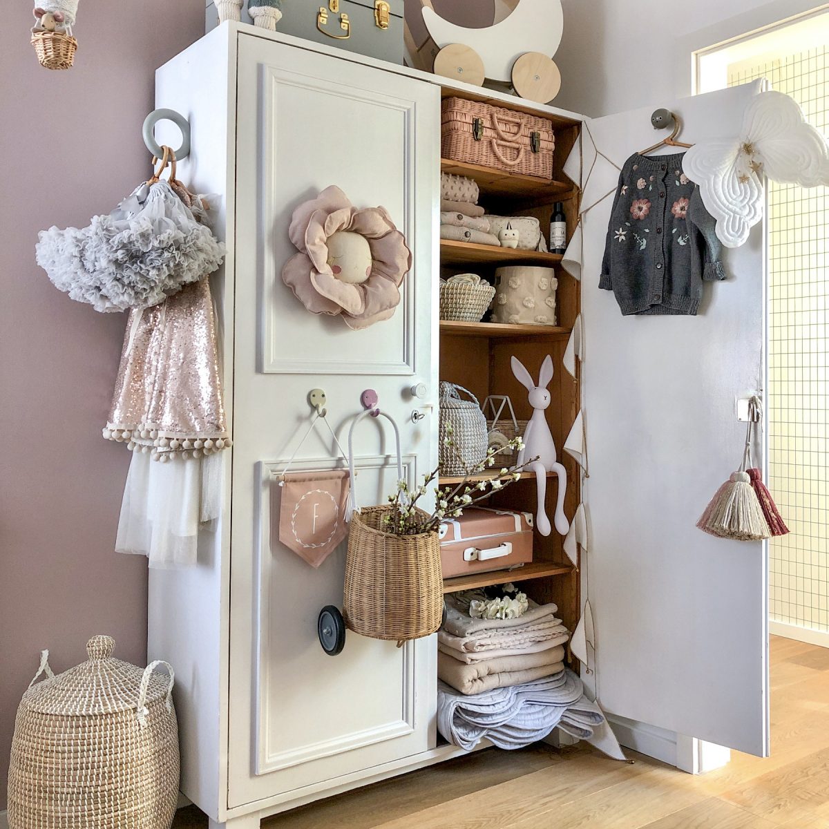 Instagram Kinderzimmer von Misstiptop: Kleiderschrank mit Deko & Accessoires
