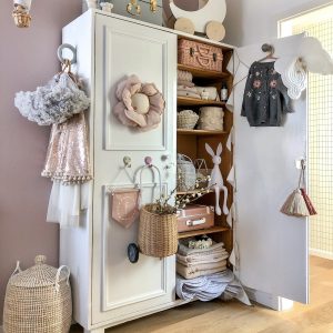 Kinderzimmer Ideen bei Instagram: Kleiderschrank mit Deko & Accessoires