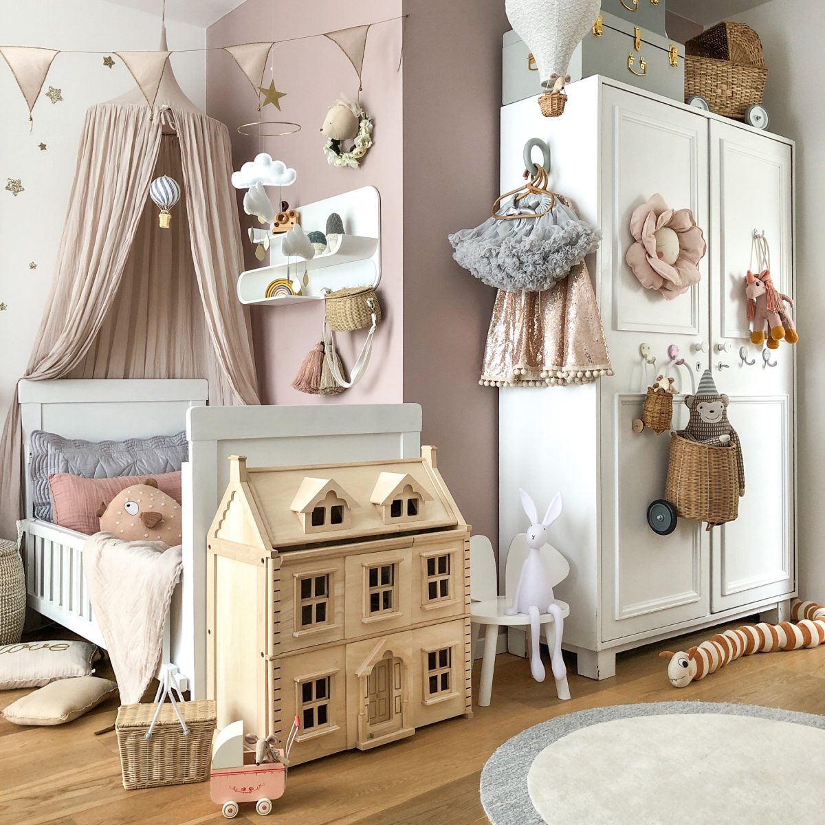 Fantasyroom Blog: Die schönsten Instagram Kinderzimmer - Mädchenzimmer in Naturtönen mit Puppenhaus