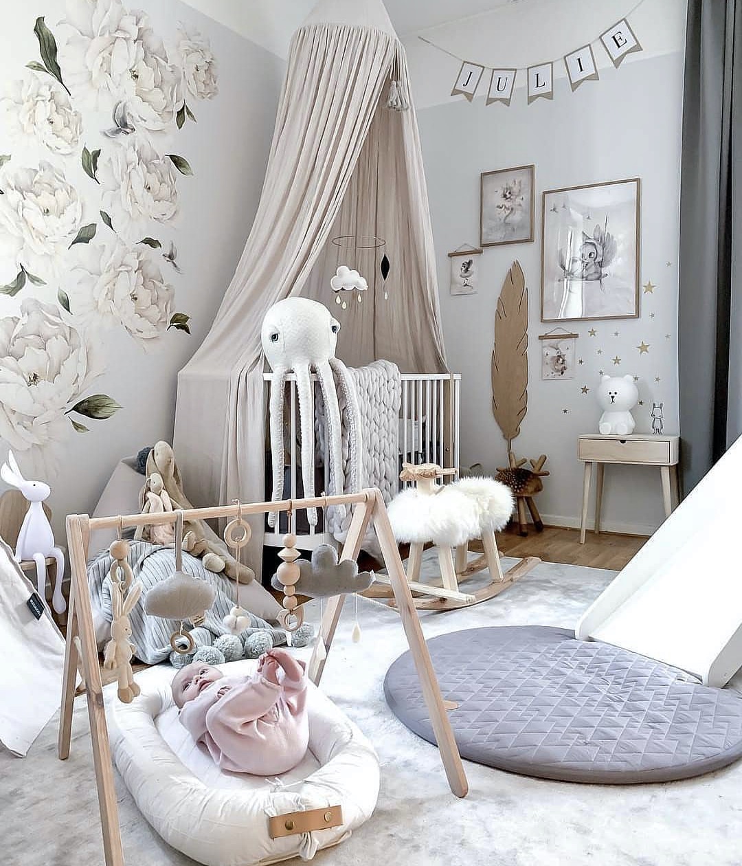 Babyzimmer in Naturtönen mit Babybett, Betthimmel, Spielbogen & Babynest