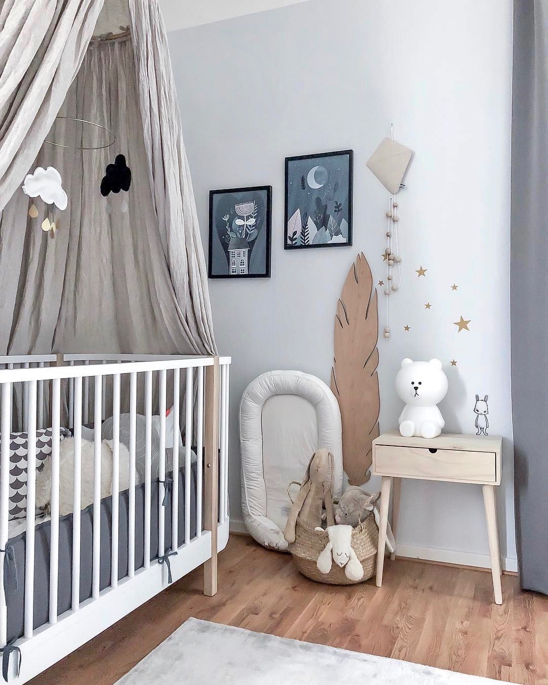 Neutrales Kinderzimmer in Weiß, Natur und Grau mit Babybett und Deko