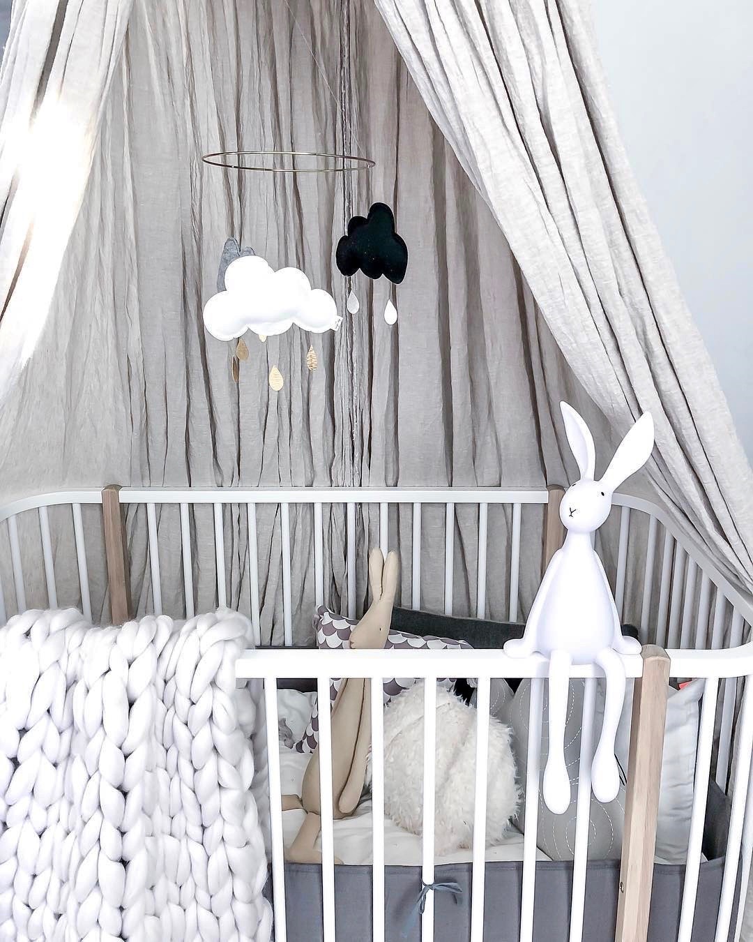 Neutrales Babybett in Weiß und Natur mit Hasenlampe und Wolkenmobile