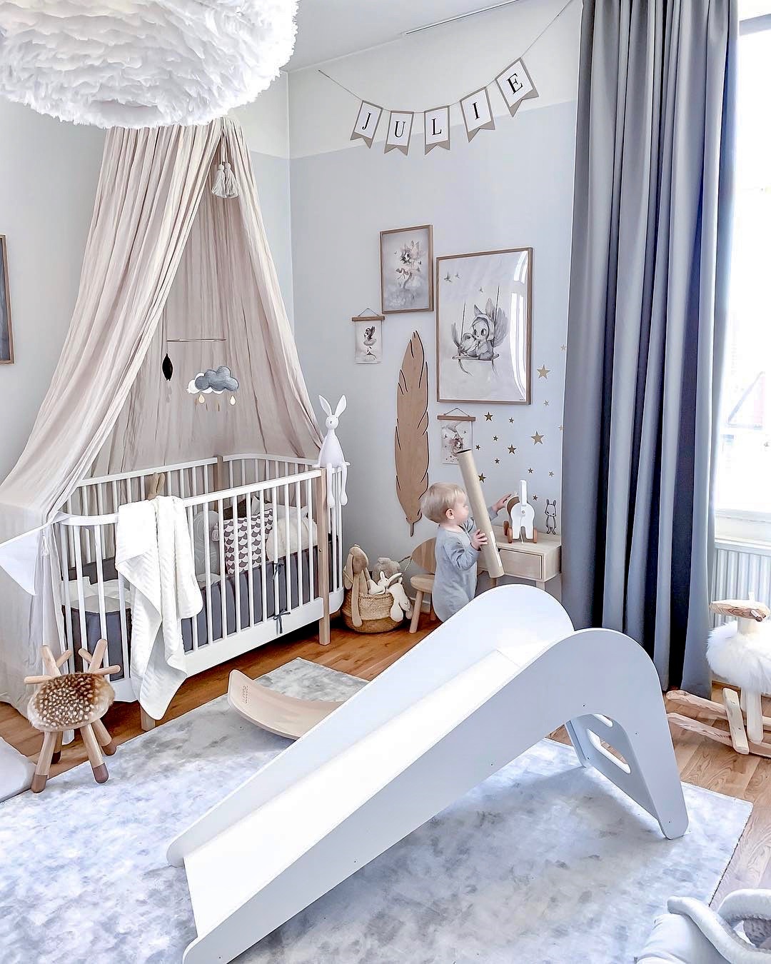 Neutrales Kinderzimmer in Weiß, Natur und Grau, mit Babybett und Rutsche