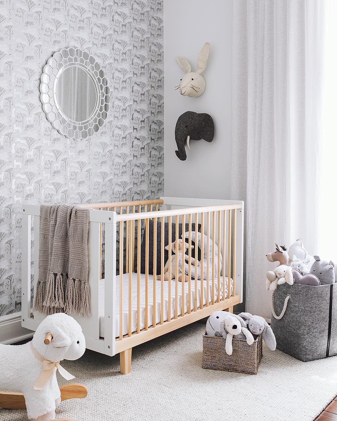 Babyzimmer in Weiß, Natur und Grau mit Deko