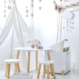 Skandinavisches Kinderzimmer in Weiß und Natur mit Sitzgruppe und Tipizelt