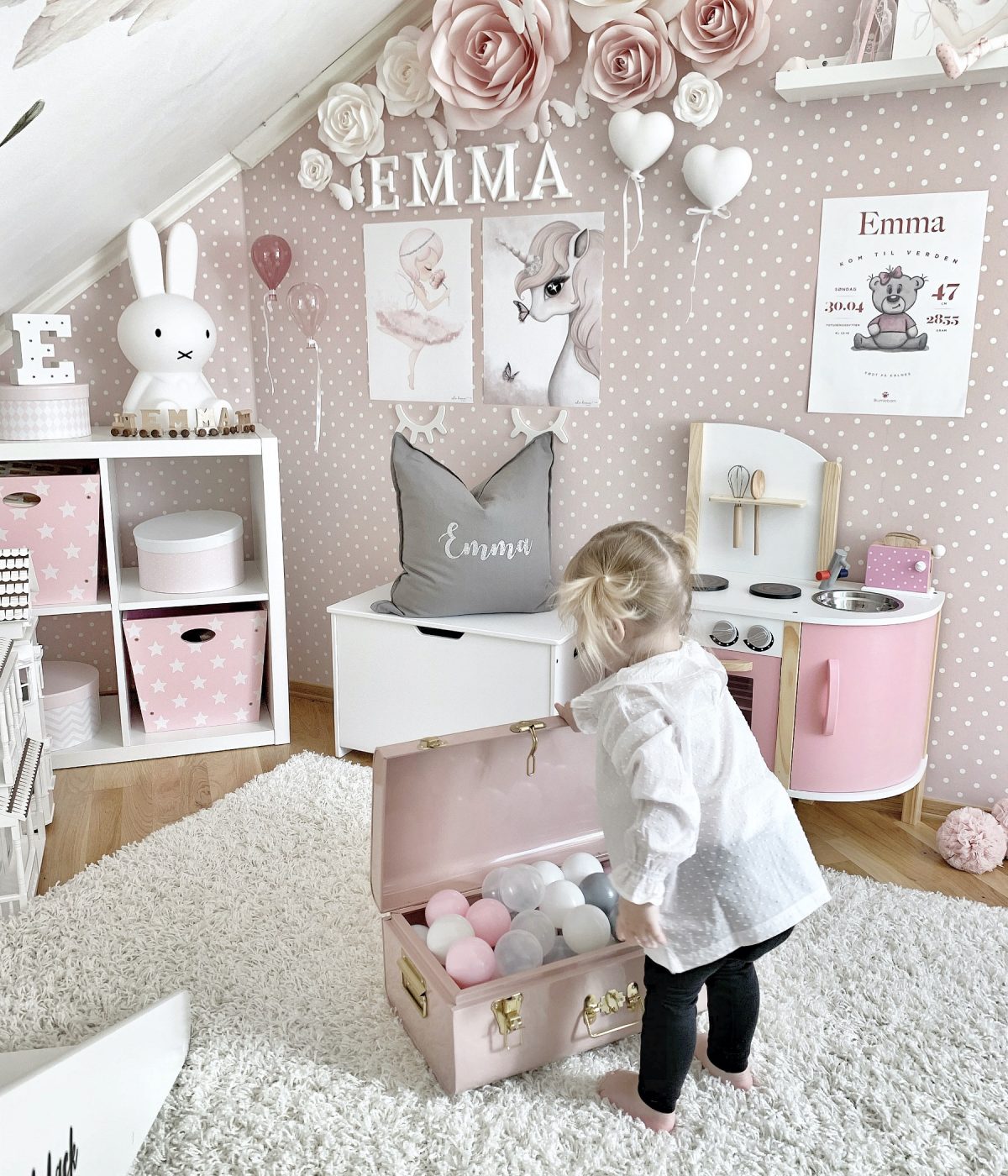 Mädchenzimmer in Rosa Weiß mit Punktetapete, Kinderküche, Bällen, Miffy Lampe & Deko