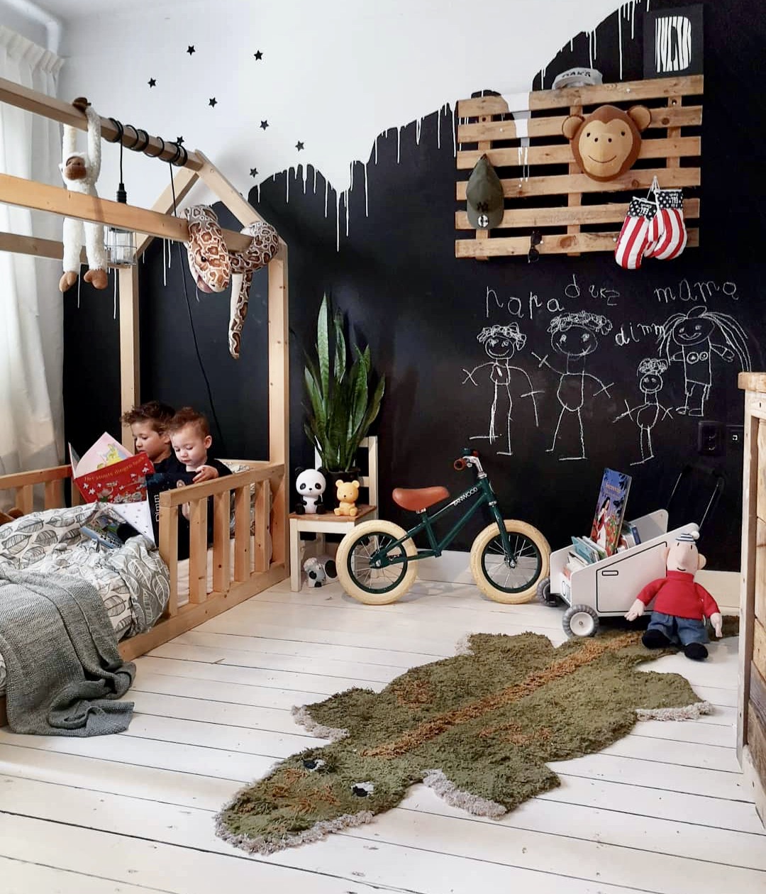 Jungenzimmer mit Hausbett, Tafelwand zum Mal & Holzdeko