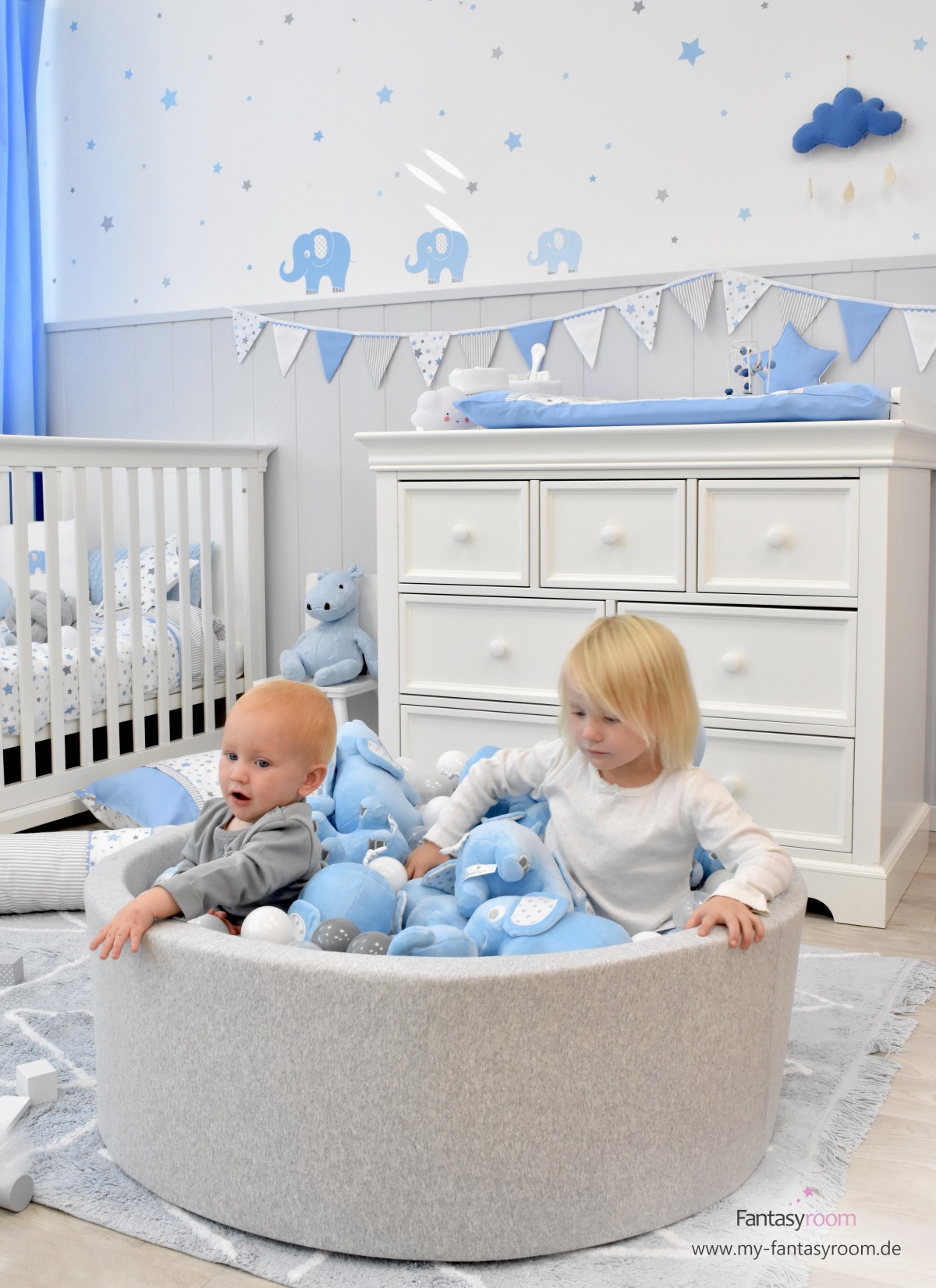 Bällebad mit 2 Kindern im Babyzimmer mit Elefanten in Hellblau und Grau