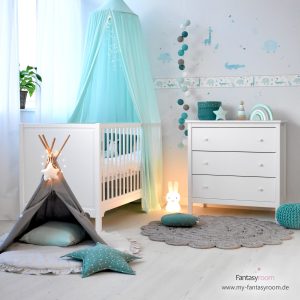 Babyzimmer mit mintfarbenem Betthimmel, Bordüre und Deko