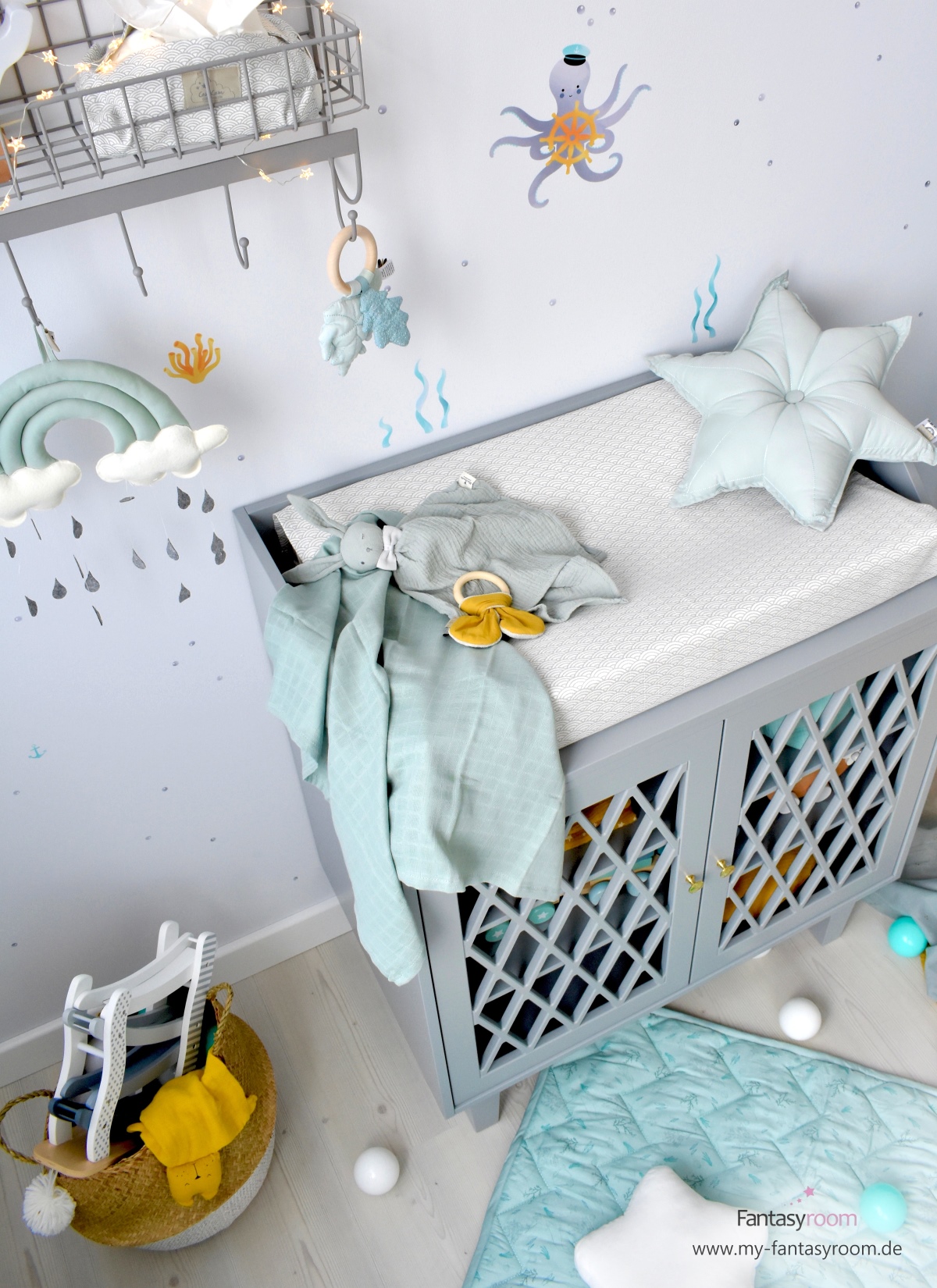Babyzimmer mit Dinki Balloon Wandstickern 'Unterwassertiere', grauer Cam Cam Kommode und Deko