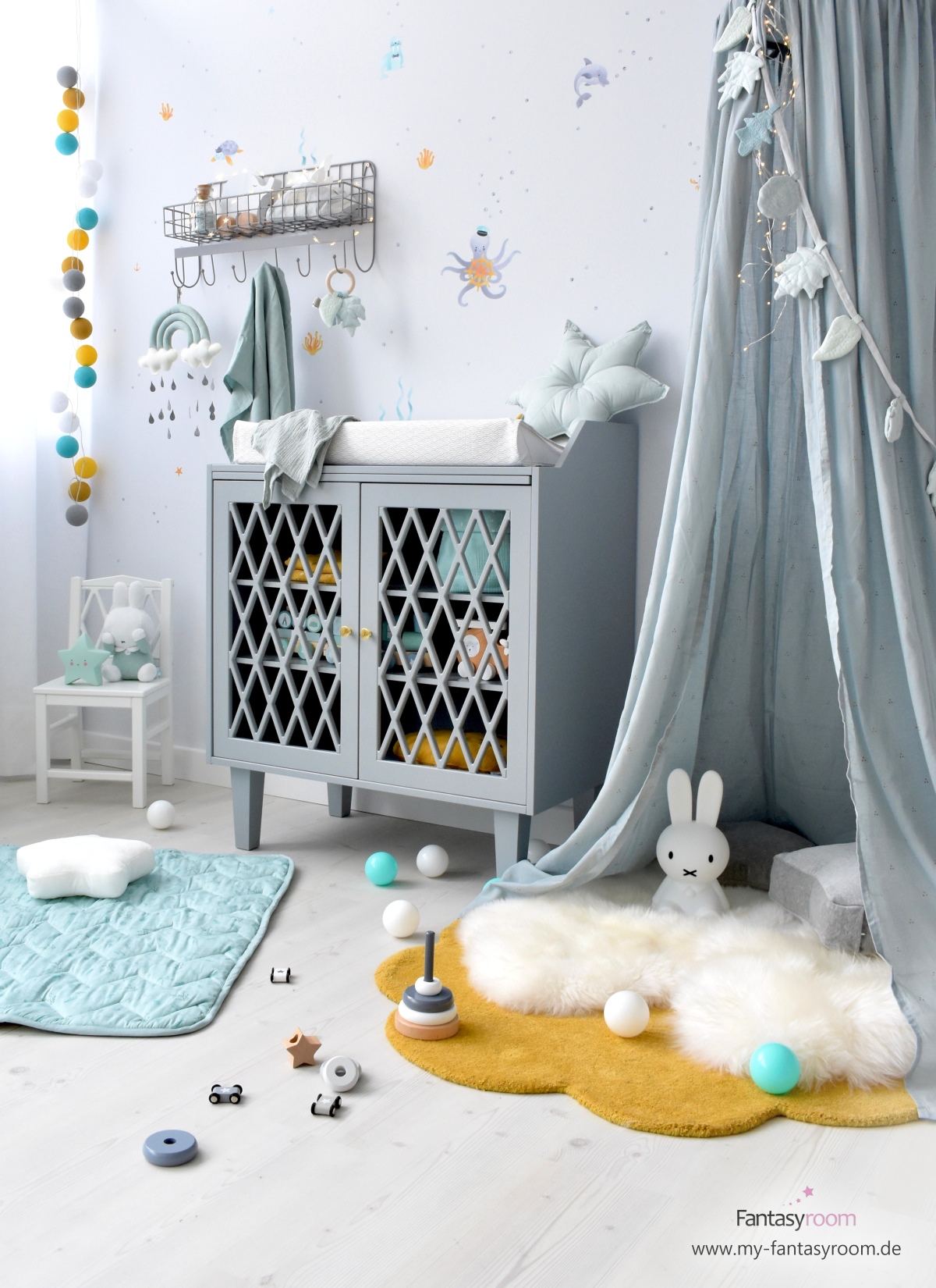 Kinderzimmer für Jungen mit Kuschelecke, mit Baldachin, Teppich und Lammfellen eingerichtet