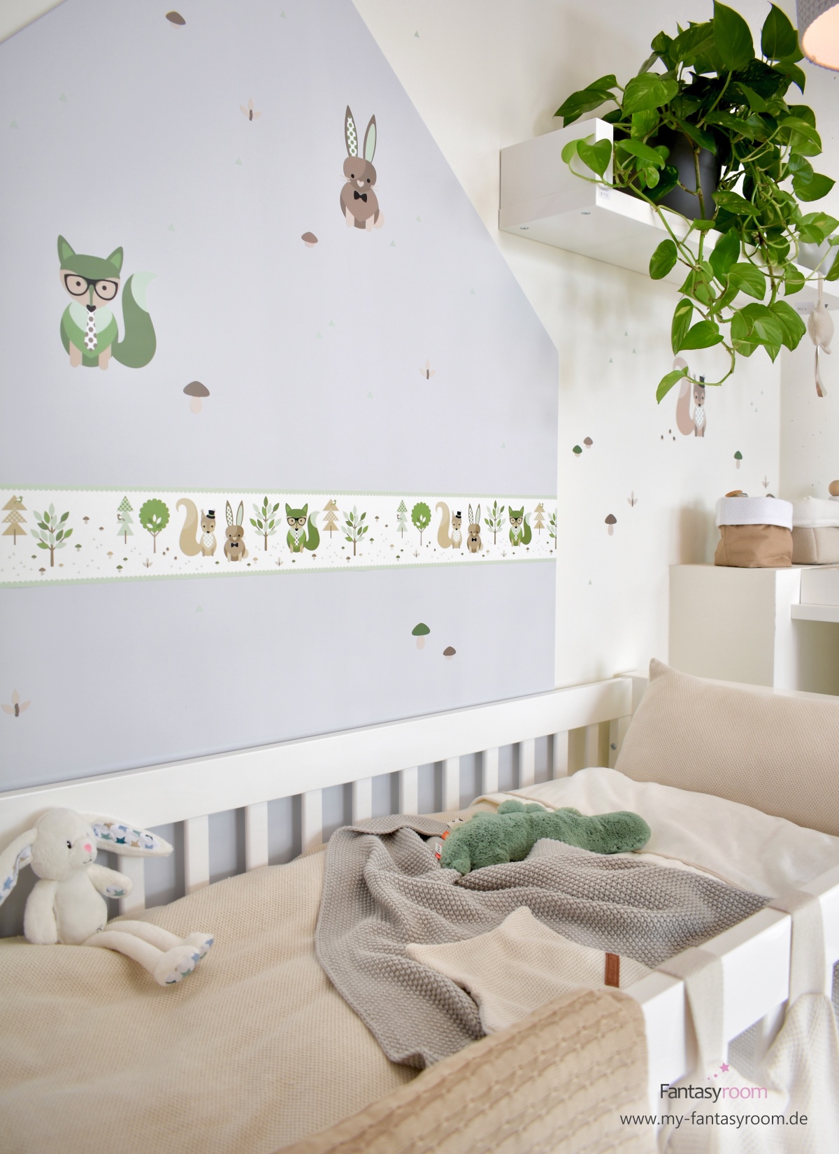 Babyzimmer in Beige und Grün mit Waldtieren Bordüre und Wandstickern von Dinki Balloon