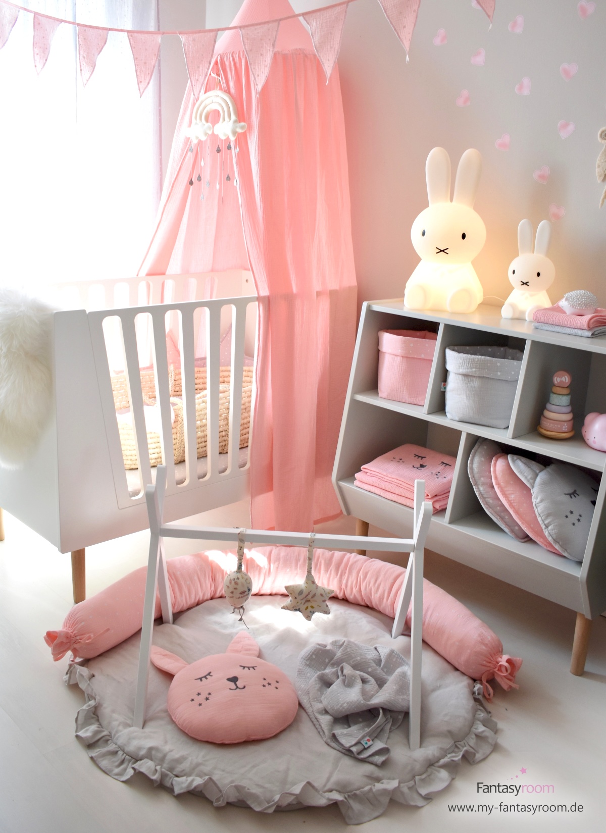 Babyzimmer mit Dinki Balloon Textilien in Rosa & Grau