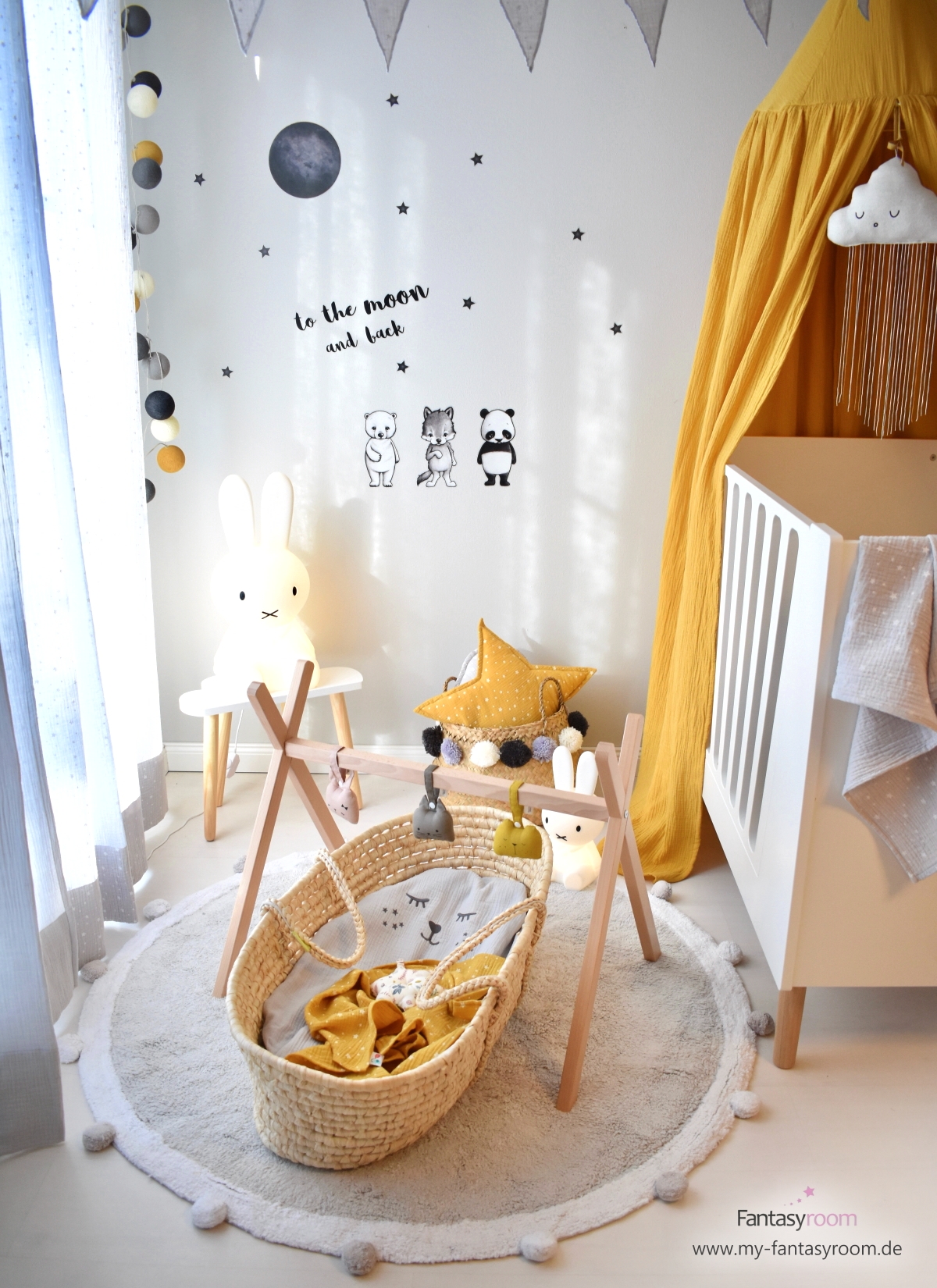 Babyzimmer in Grau mit senfgelben Musselin Textilien von Dinki Balloon
