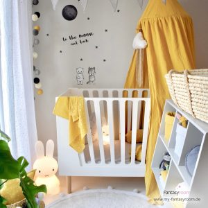 Babyzimmer mit gelbem Betthimmel und Deko