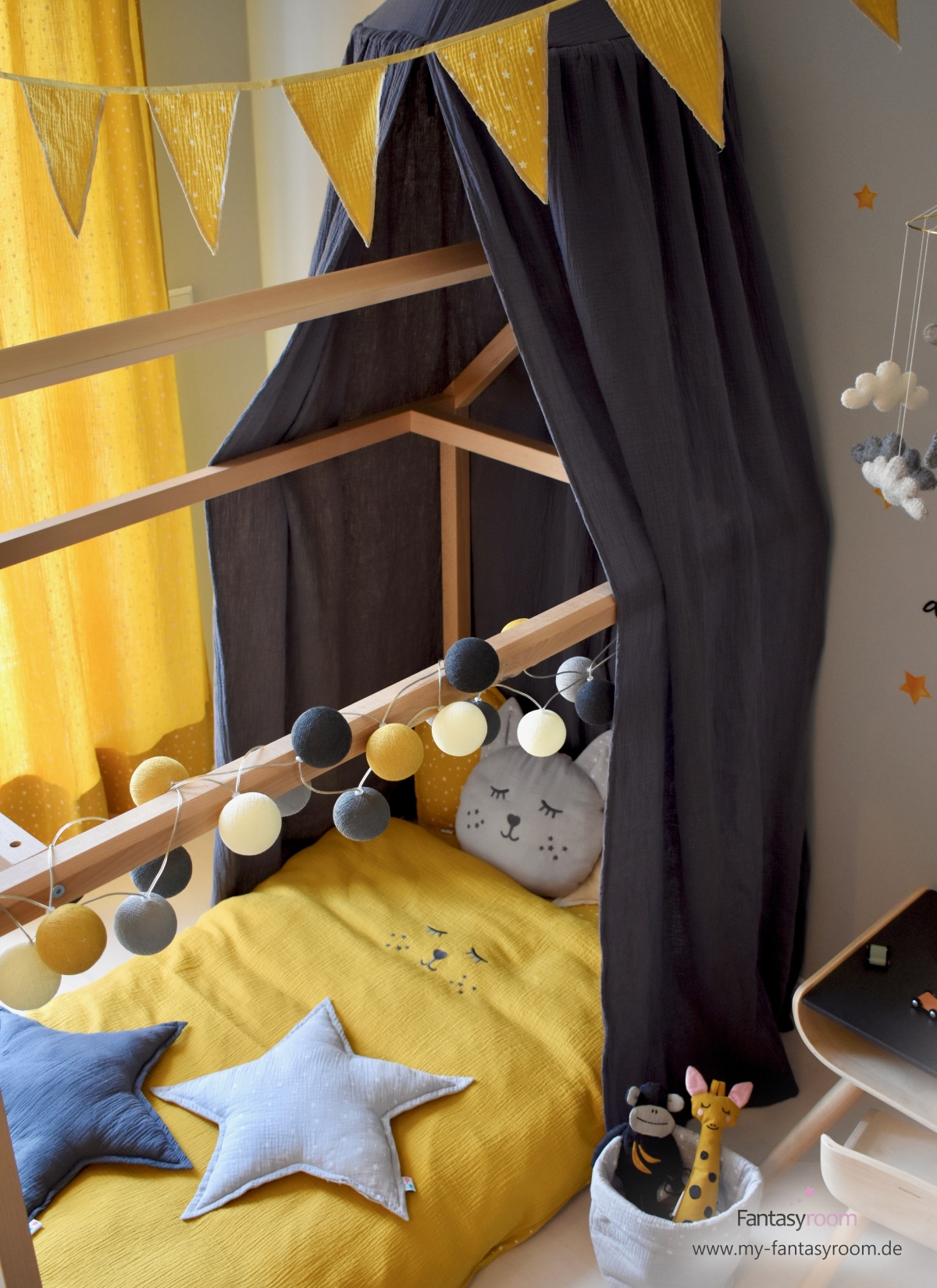 Bestickte Musselin Textilien von Dinki Balloon in Kombination mit dem Hausbett