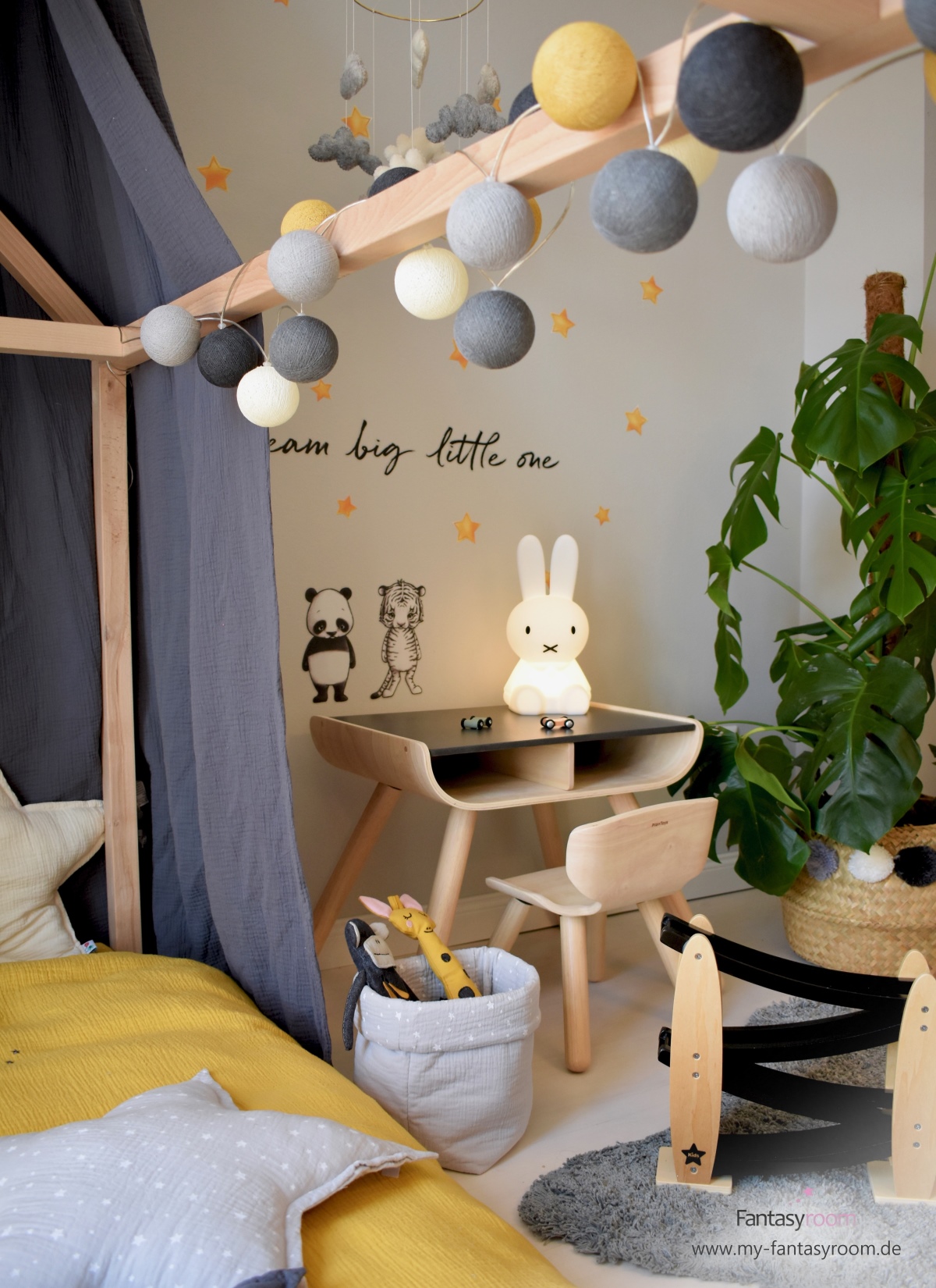 Lichterkette am Hausbett im stylischen Kinderzimmer in Senfgelb und Grau